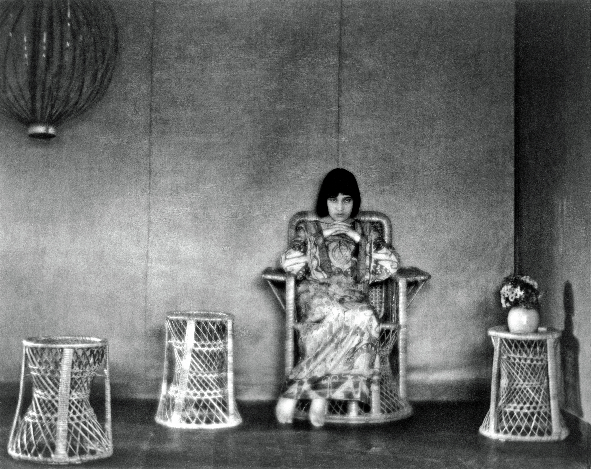 La artista italiana Tina Modotti en el taller fotográfico de Edward Weston.