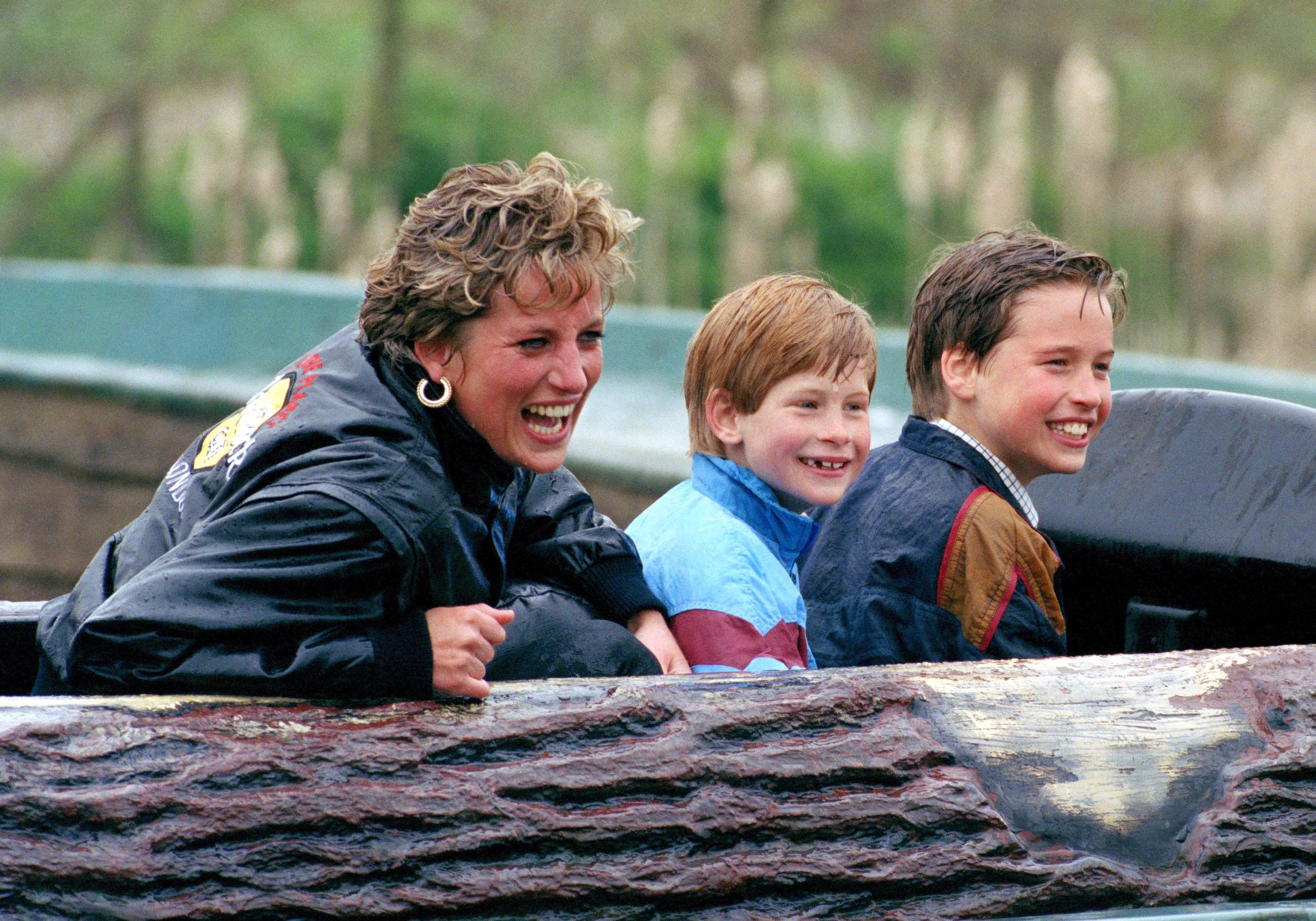 Diana de Gales y sus hijos Harry y Guillermo, en 1990.
