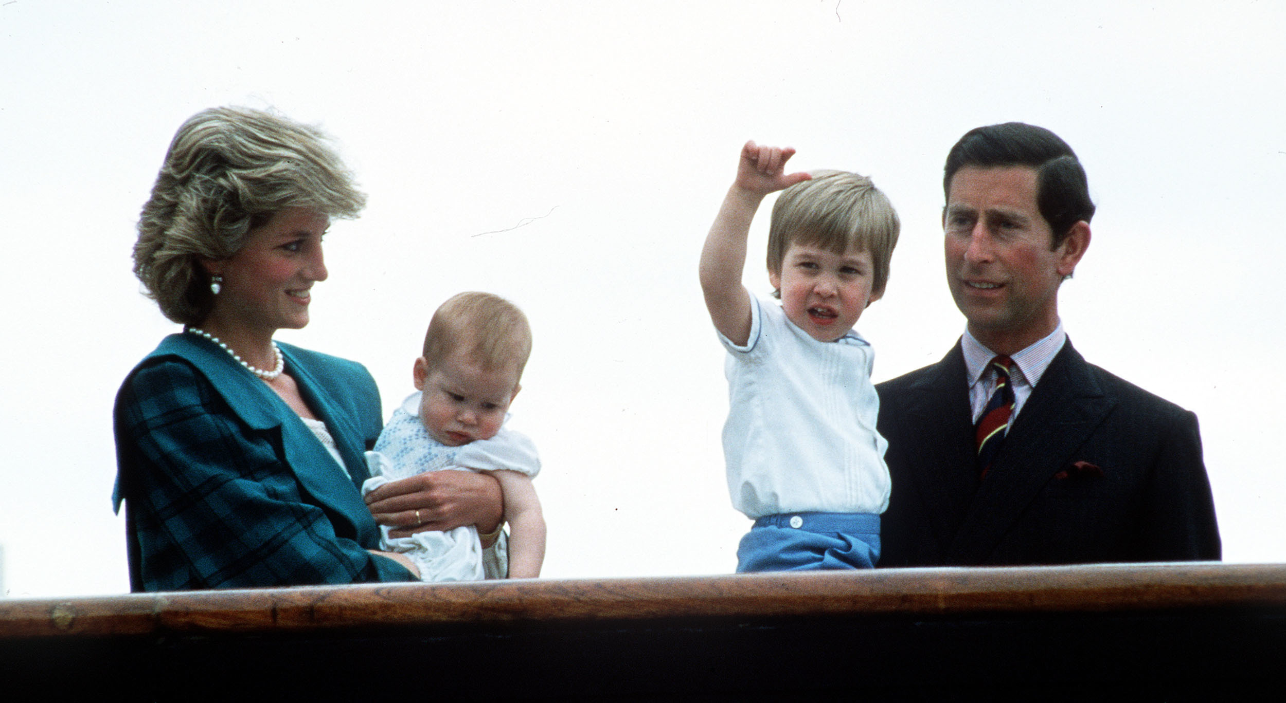 Diana de Gales y su esposa, el príncipe Carlos, con sus hijos Harry (i) y Guillermo.