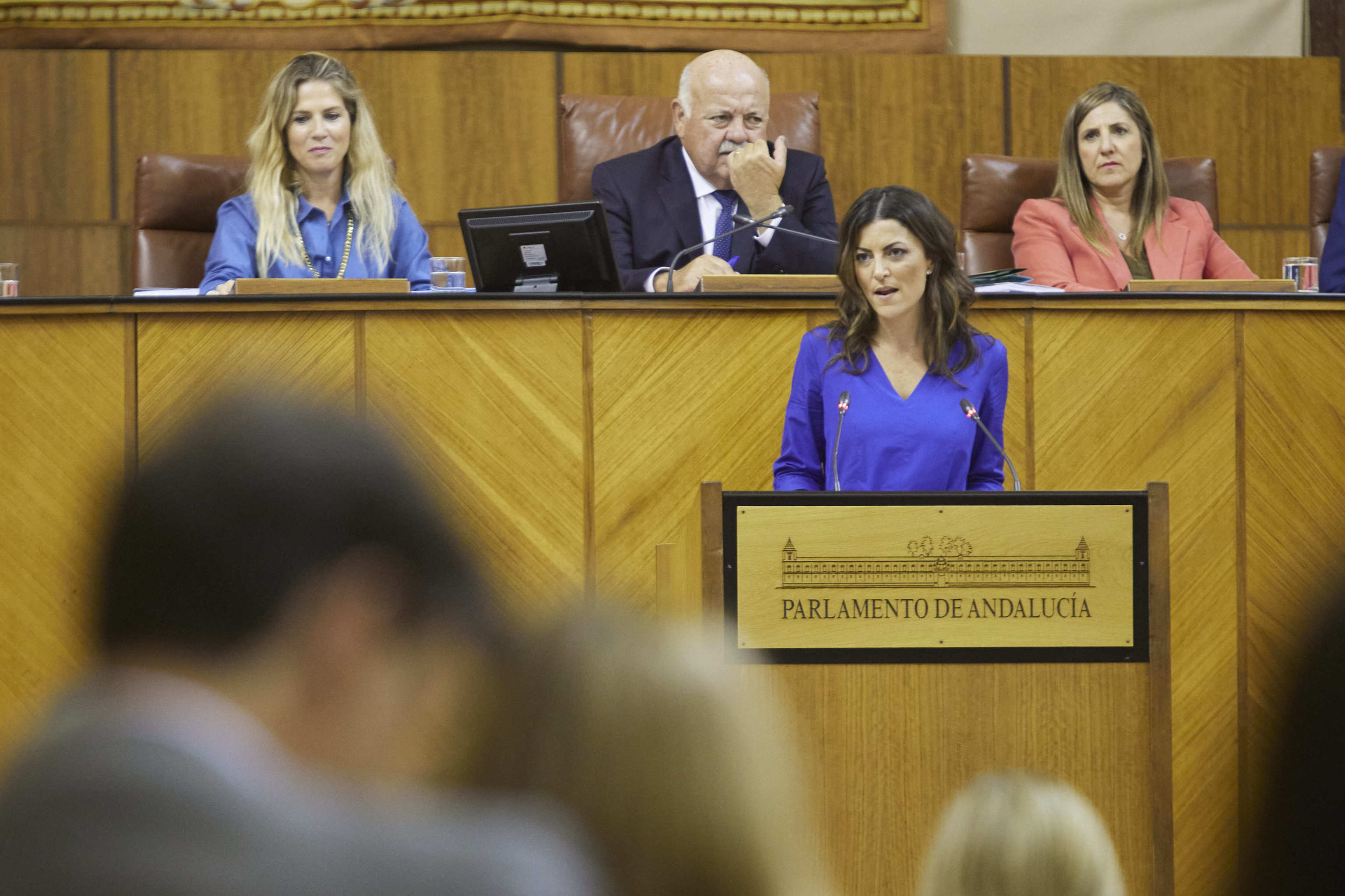 La portavoz de Vox, Macarena Olona, se dirige al candidato a la Presidencia de la Junta, Juanma Moreno, este jueves en el Parlamento andaluz.