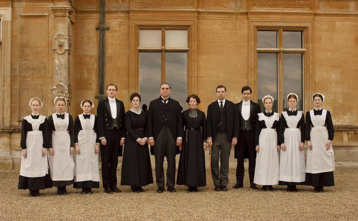 Actores de la serie 'Downton Abbey' interpretando a los criados.