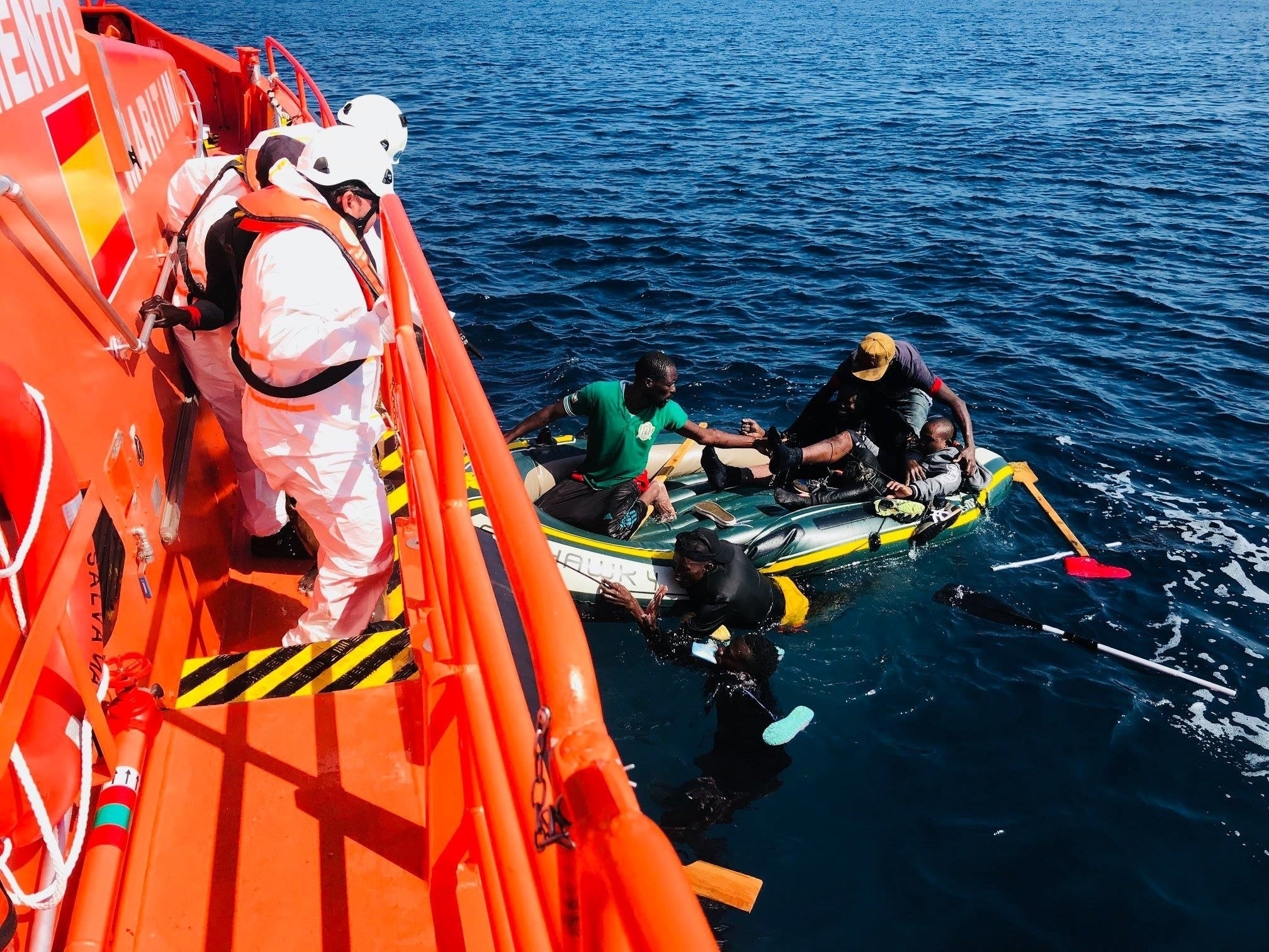 Salvamento Martimo rescata a inmigrantes llegados a las costas andaluzas en una barcaza.