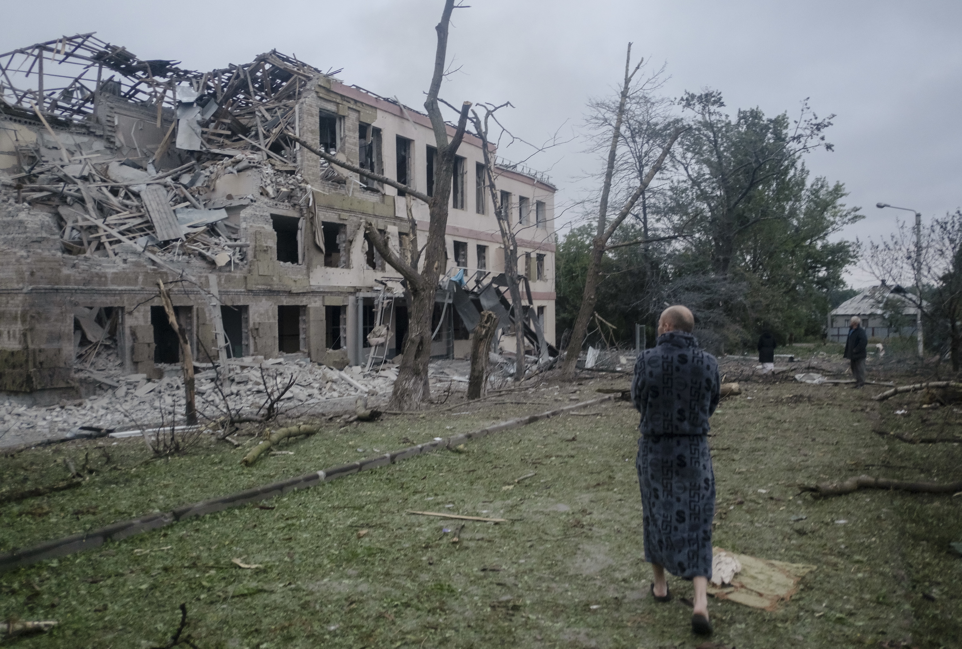 Vecinos de Kramatorsk se lamentan por el bombardeo ruso a un colegio.