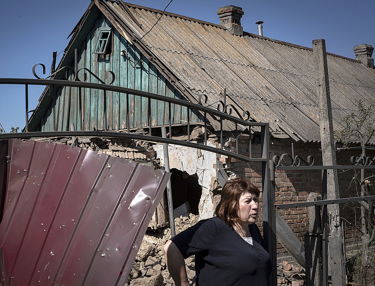 Ina, habitante de Nikopol, ante su casa destrozada por un bombardeo ruso.