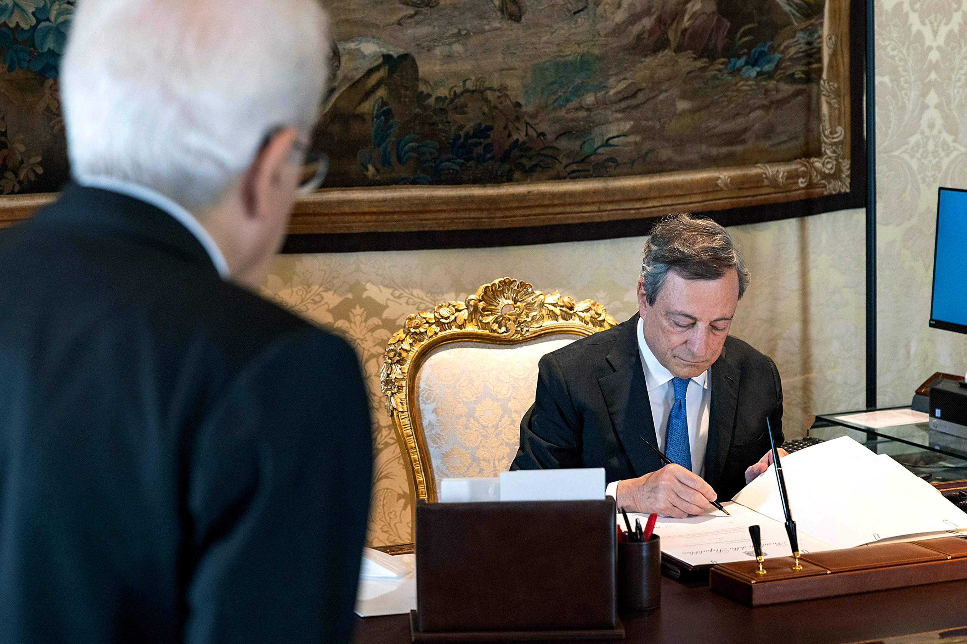 Draghi hace efectiva su renuncia ante Mattarella.