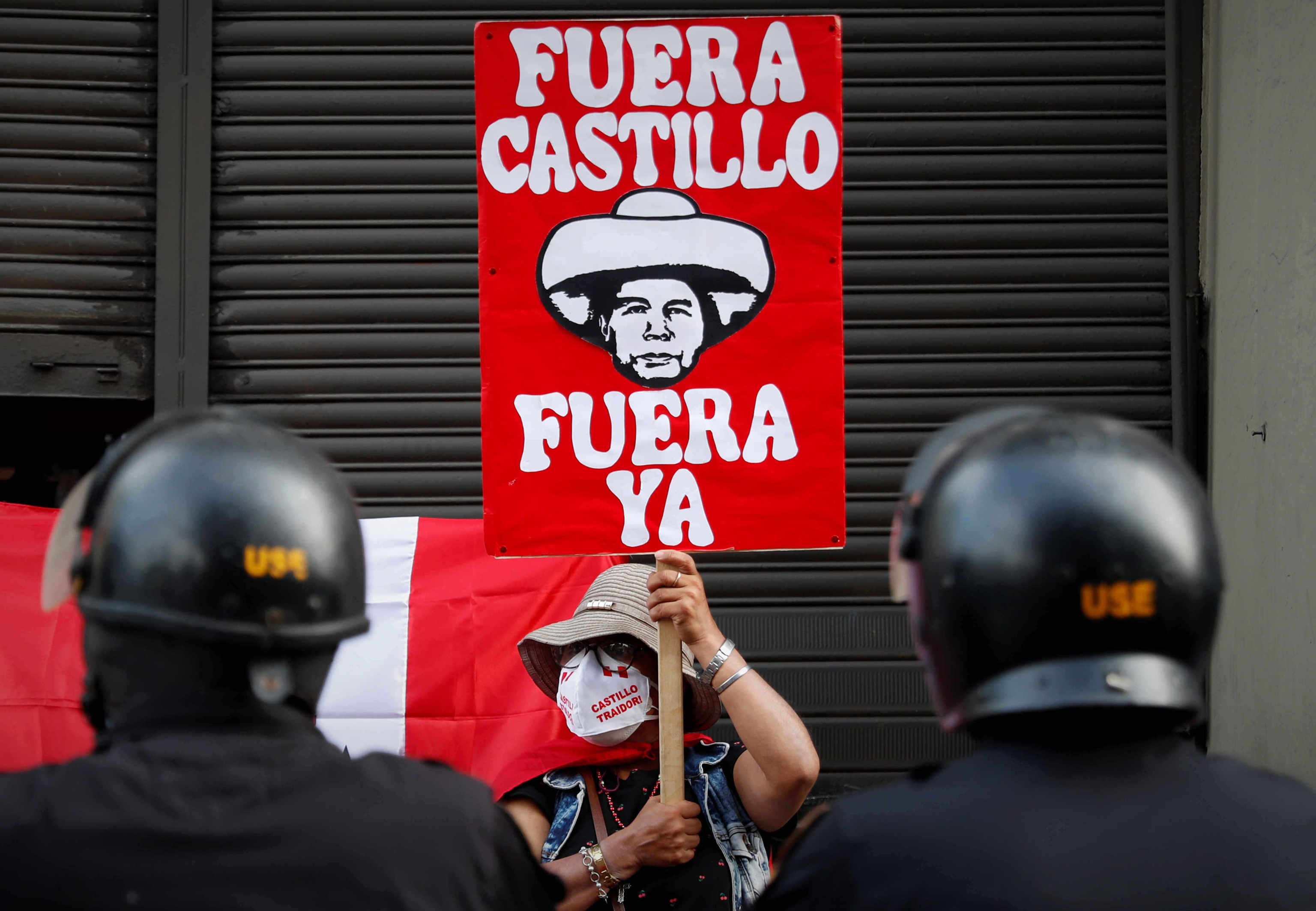 Manifestantes contrarios a Pedro Castillo en una manifestación en marzo de 2022.