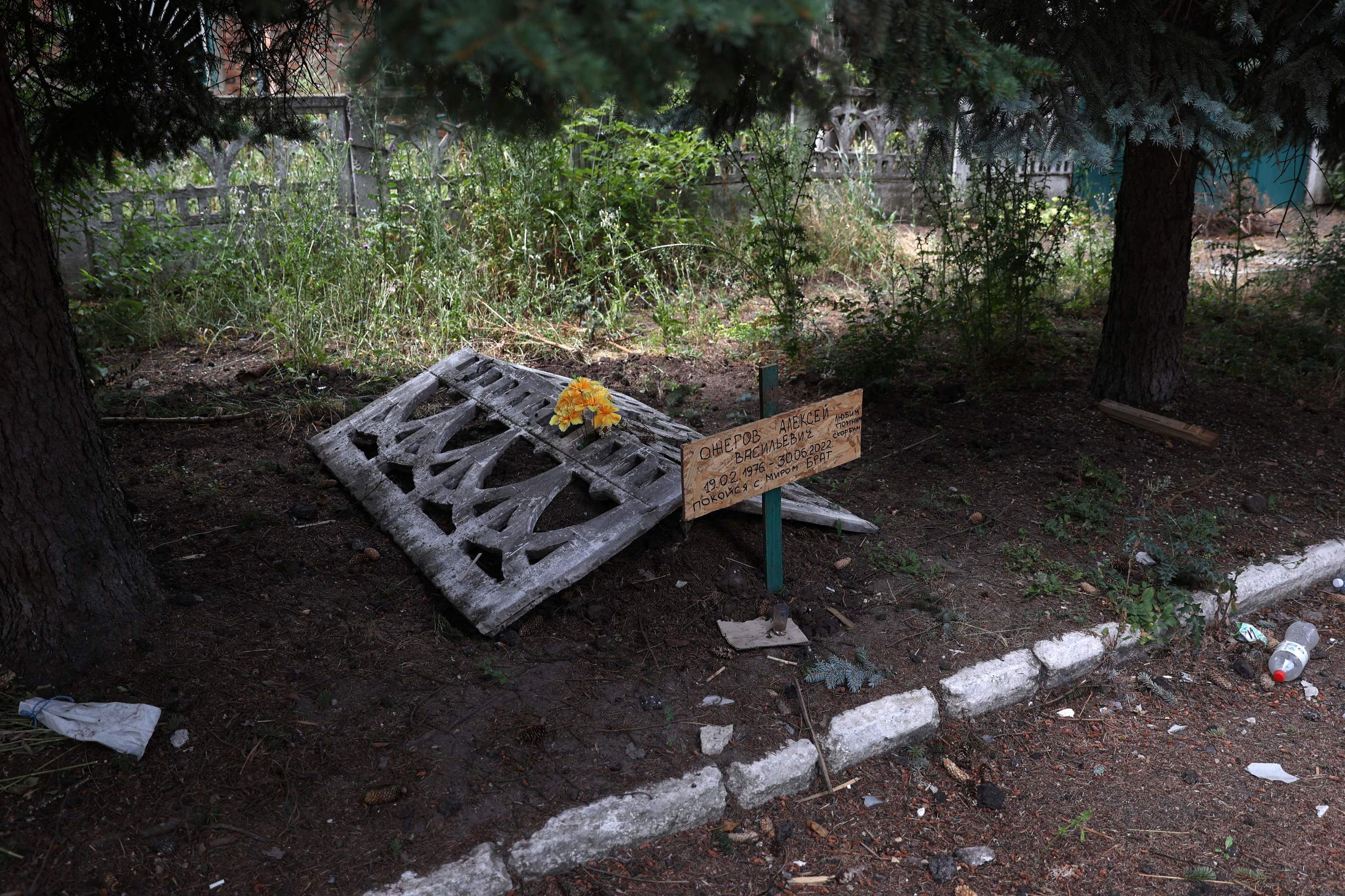 Una tumba cavada en una acera refleja el horror en la localidad ucraniana de Siversk