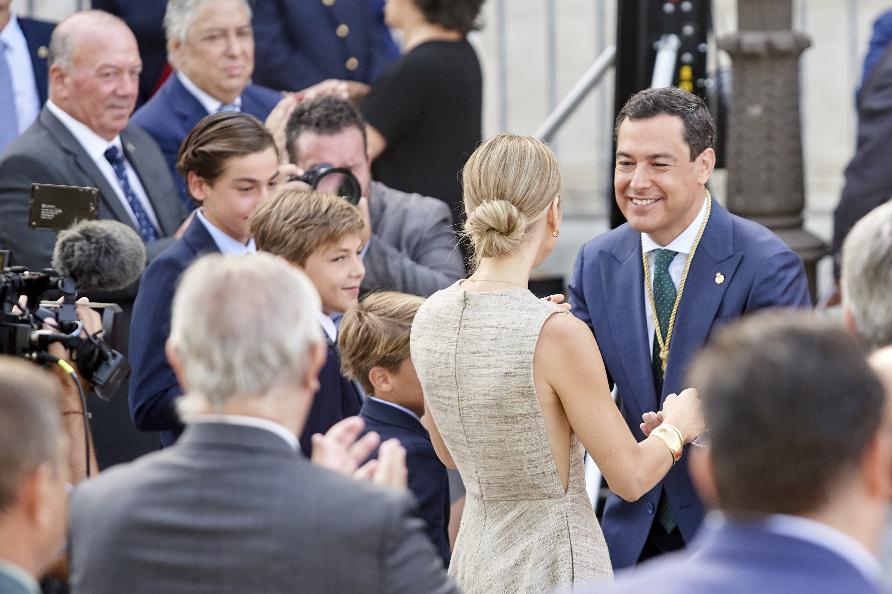 Moreno se acerca a su esposa, ante la mirada de sus tres hijos.