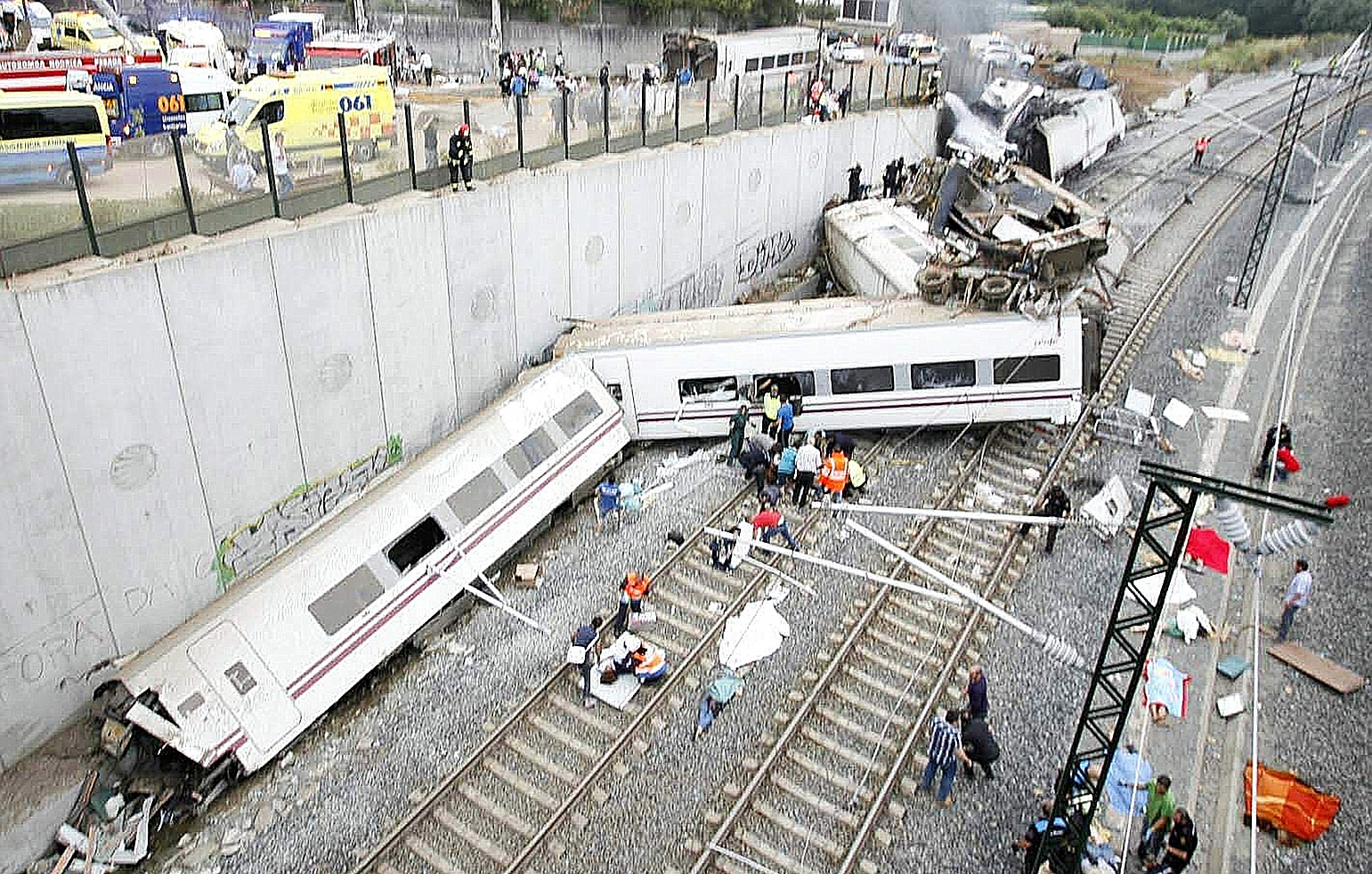 El tren Alvia 044155, que cubría la ruta entre Madrid y Ferrol, tras descarrilar en una curva muy cerca de Santiago de Compostela.