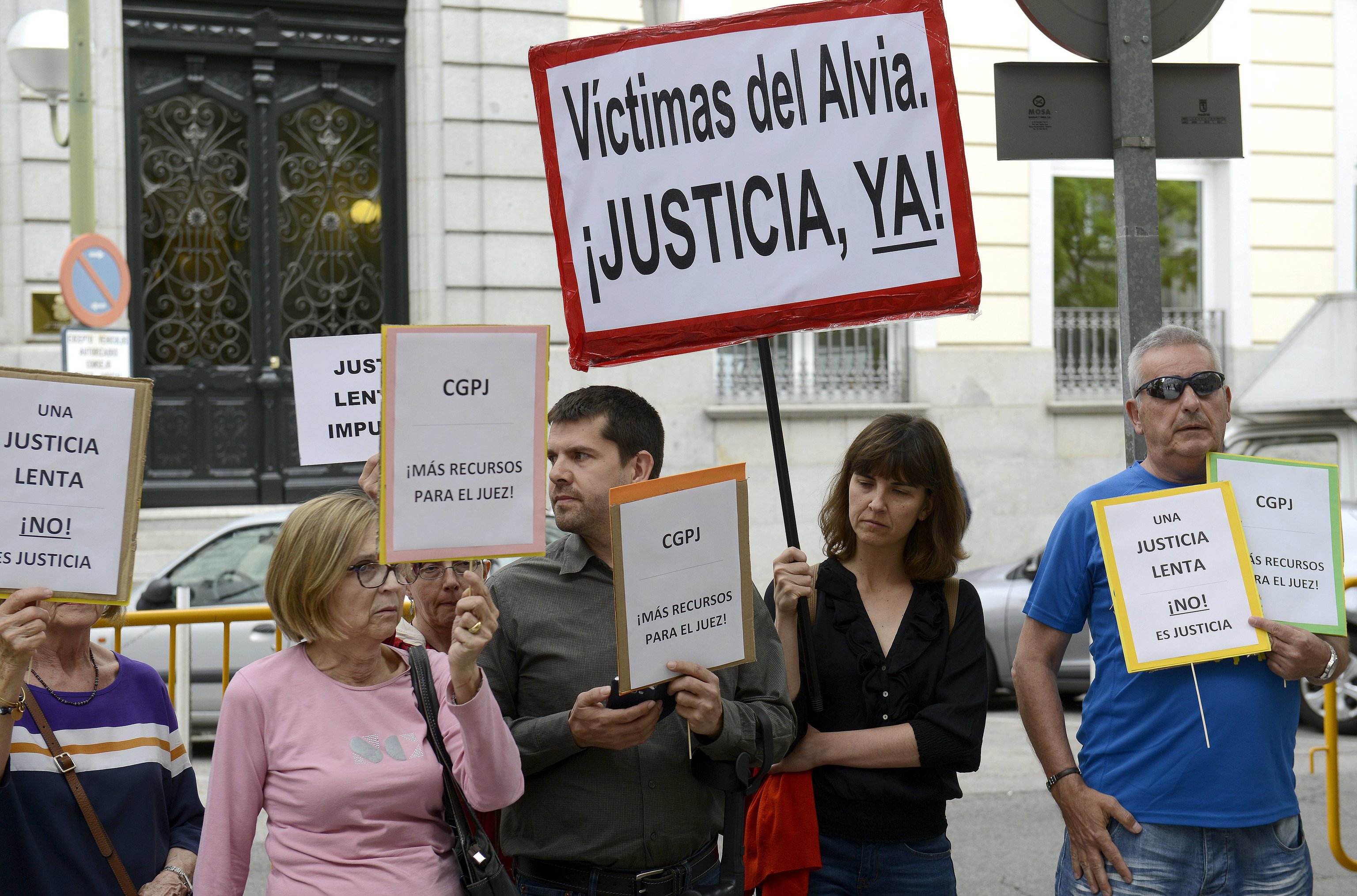 Concentración de las víctimas ante la sede del poder judicial.