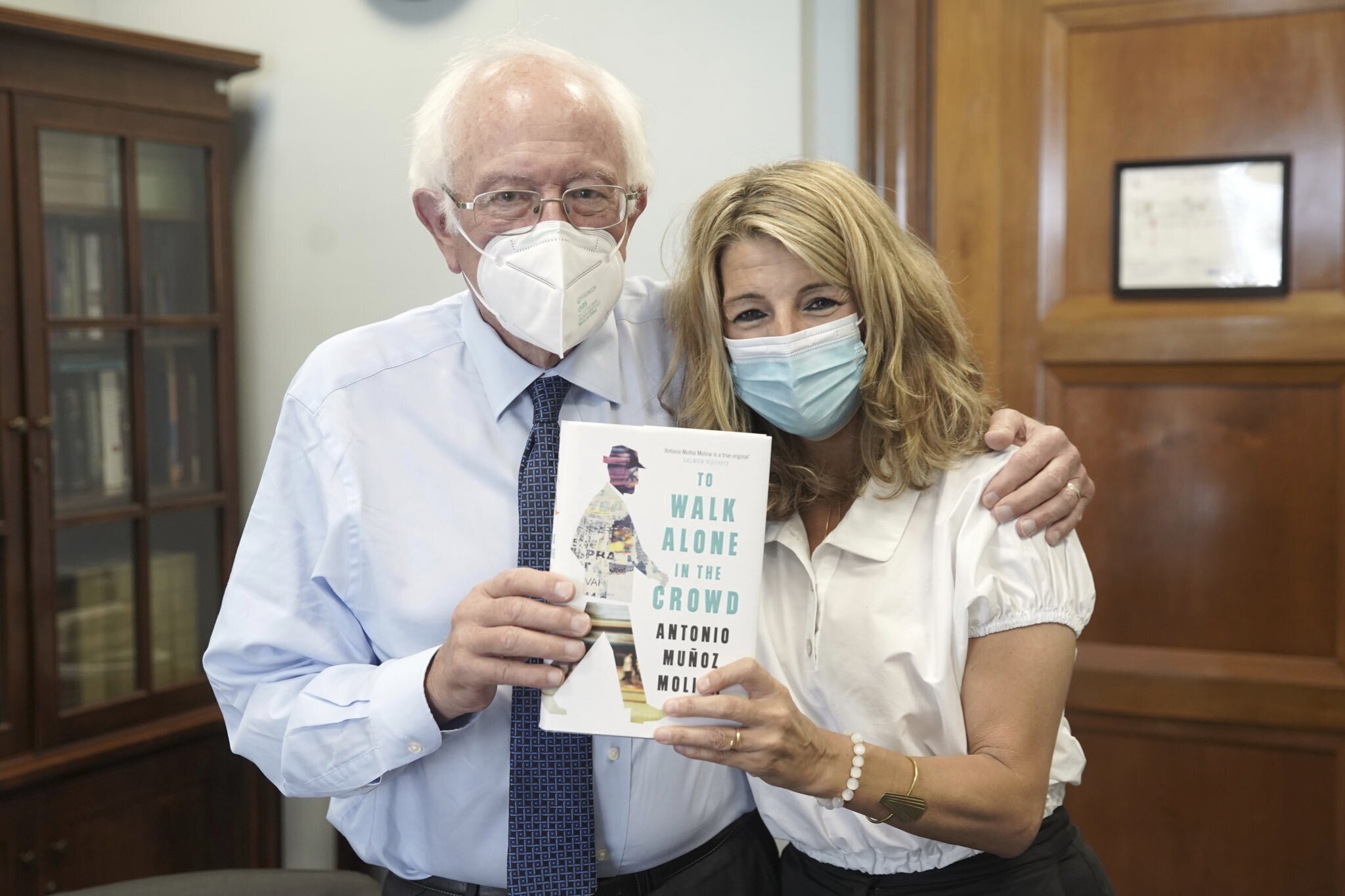 Yolanda Daz con el senador Bernie Sanders, en Washington.