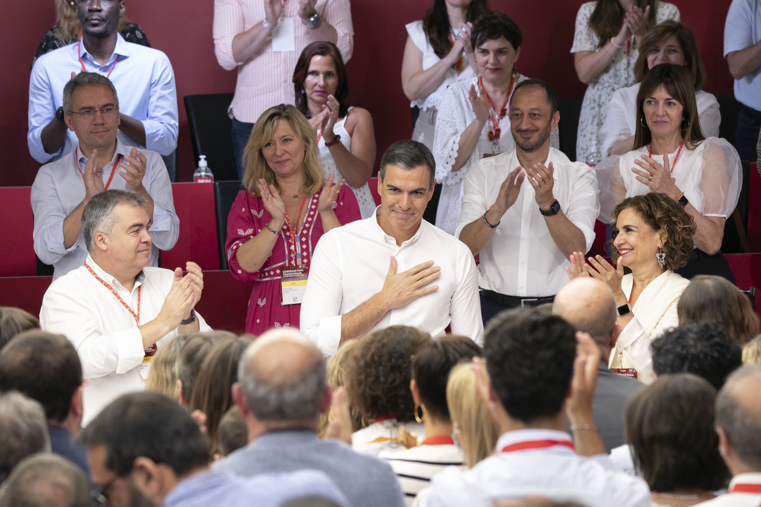 Pedro Sánchez recibe los aplausos de sus compañeros en el Comité Federal del PSOE.