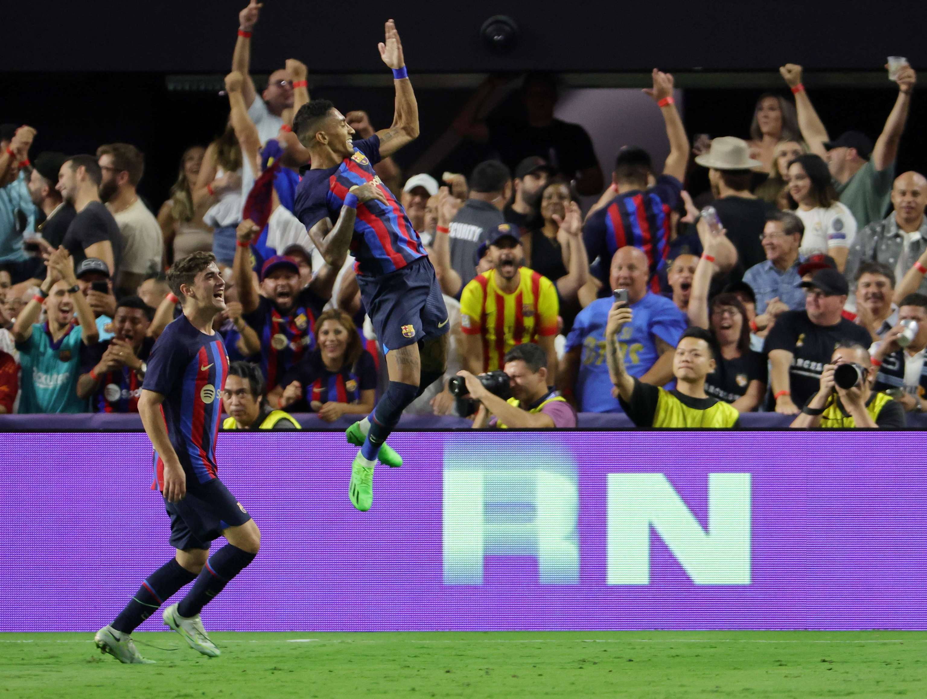 Raphinha celebra el gol del Barcelona en Las Vegas.