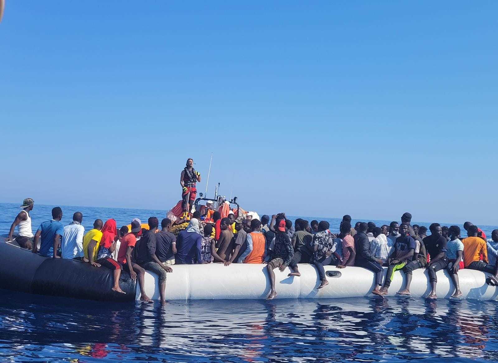 Un grupo de migrantes rescatados por el Ocean Viking