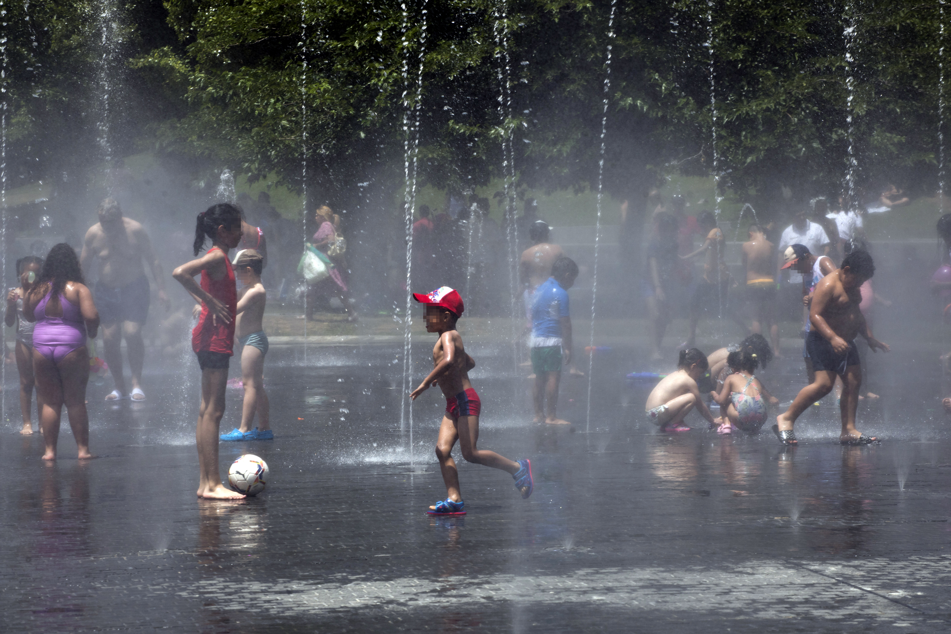 Gente refrescndose entre chorros de agua en el Parque Madrid Ro (Madrid).