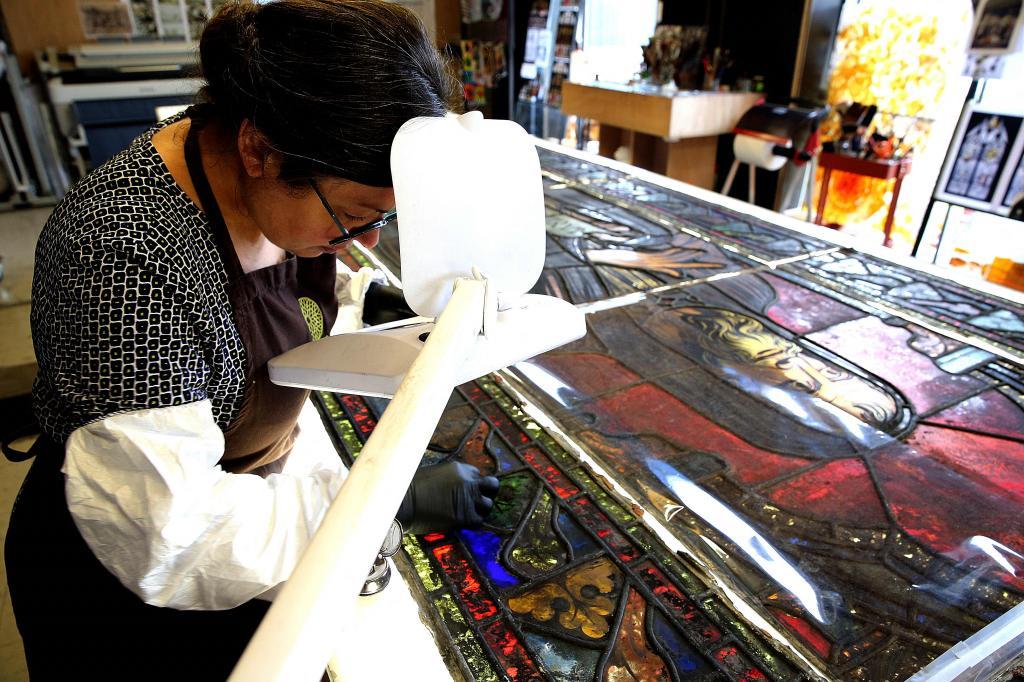 La maestra cristalera Flavie Vincent-Petit trabajando en uno de los vitrales.