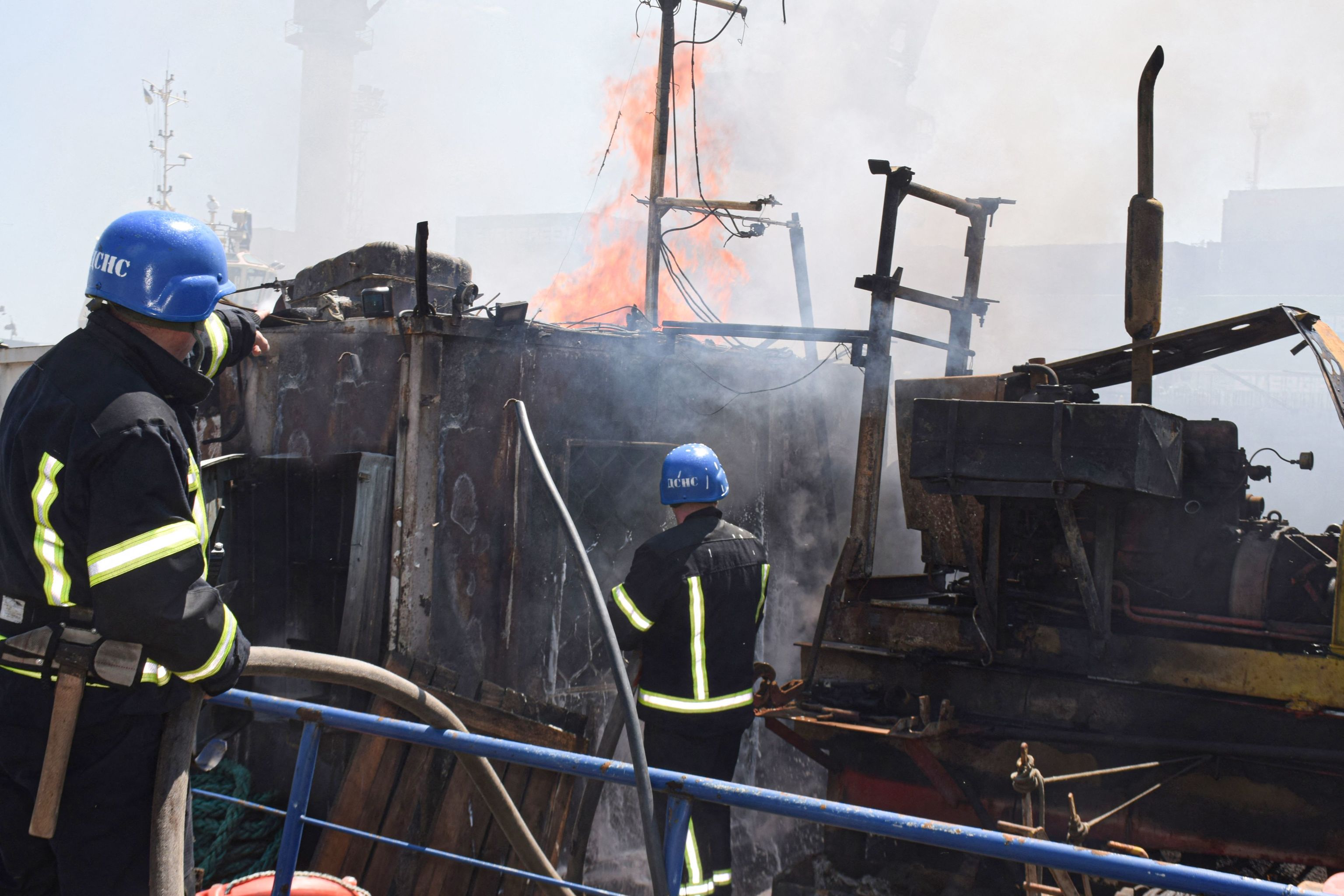 Incendio de un barco en el puerto de Odesa, tras el bombardeo ruso.