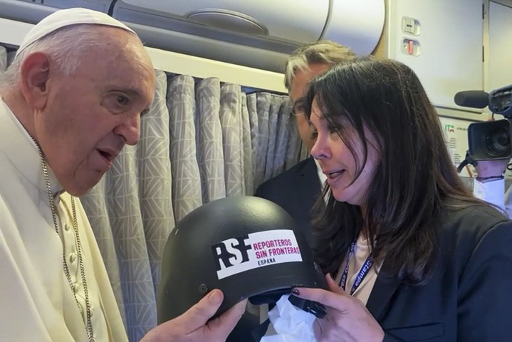El Papa Francisco recibe un casco de los que usó para sus coberturas el periodista español David Beriain, asesinado el 27 de abril del 2021 en Burkina Faso.