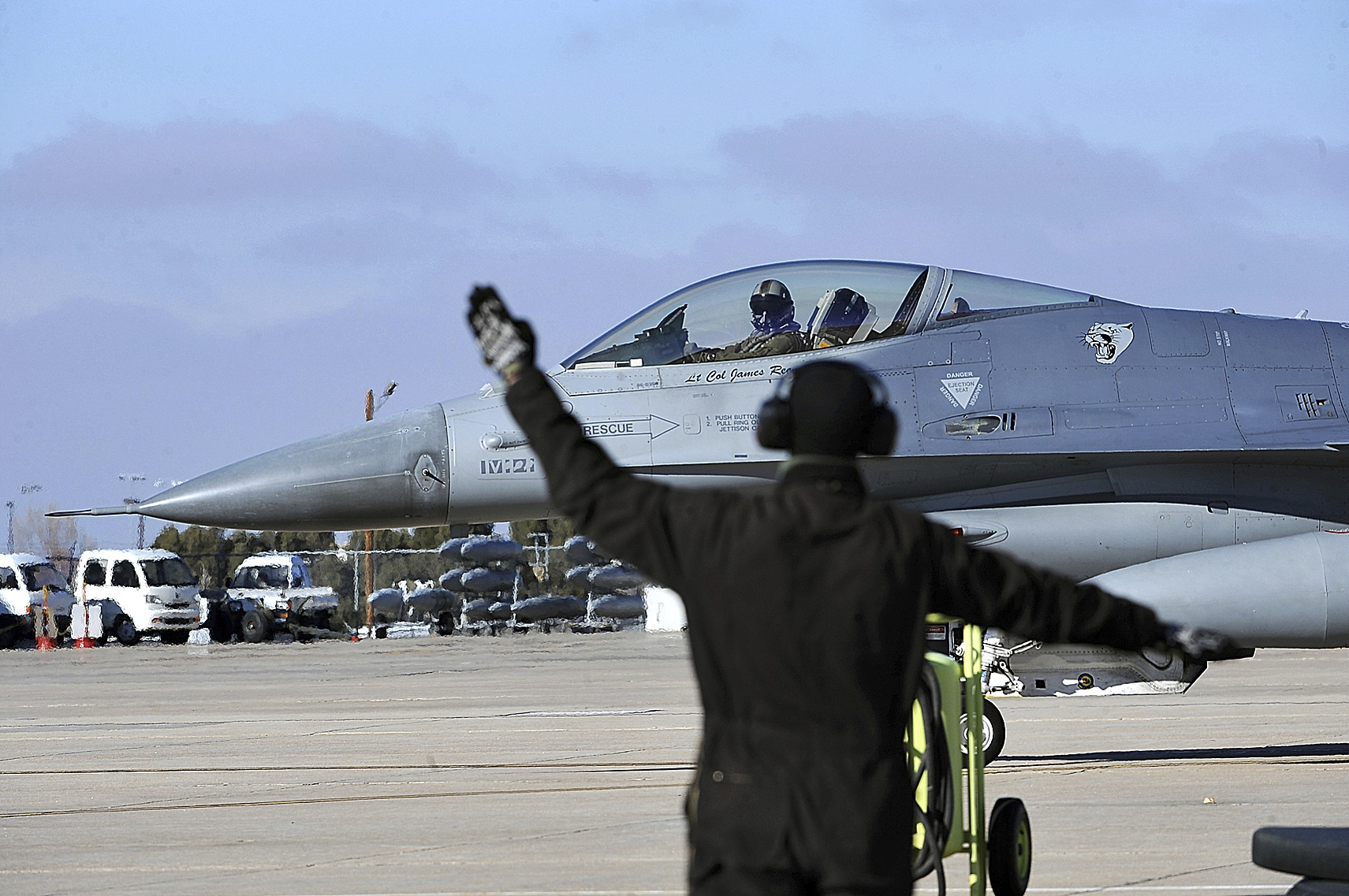 Un militar de la fuerza aérea estadounidense dirige a un F-16.