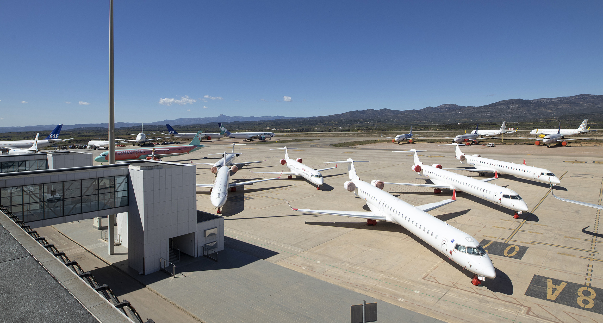 Aviones estacionados en la plataforma del  aeropuerto de Castellón.