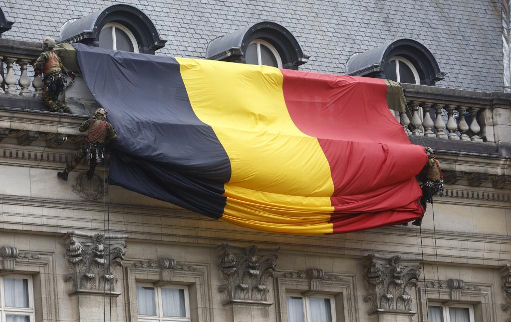 Bandera belga, desplegada en un edificio de Bruselas.