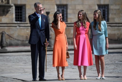 La Reina y sus hijas sorprenden en la Plaza del Obradoiro