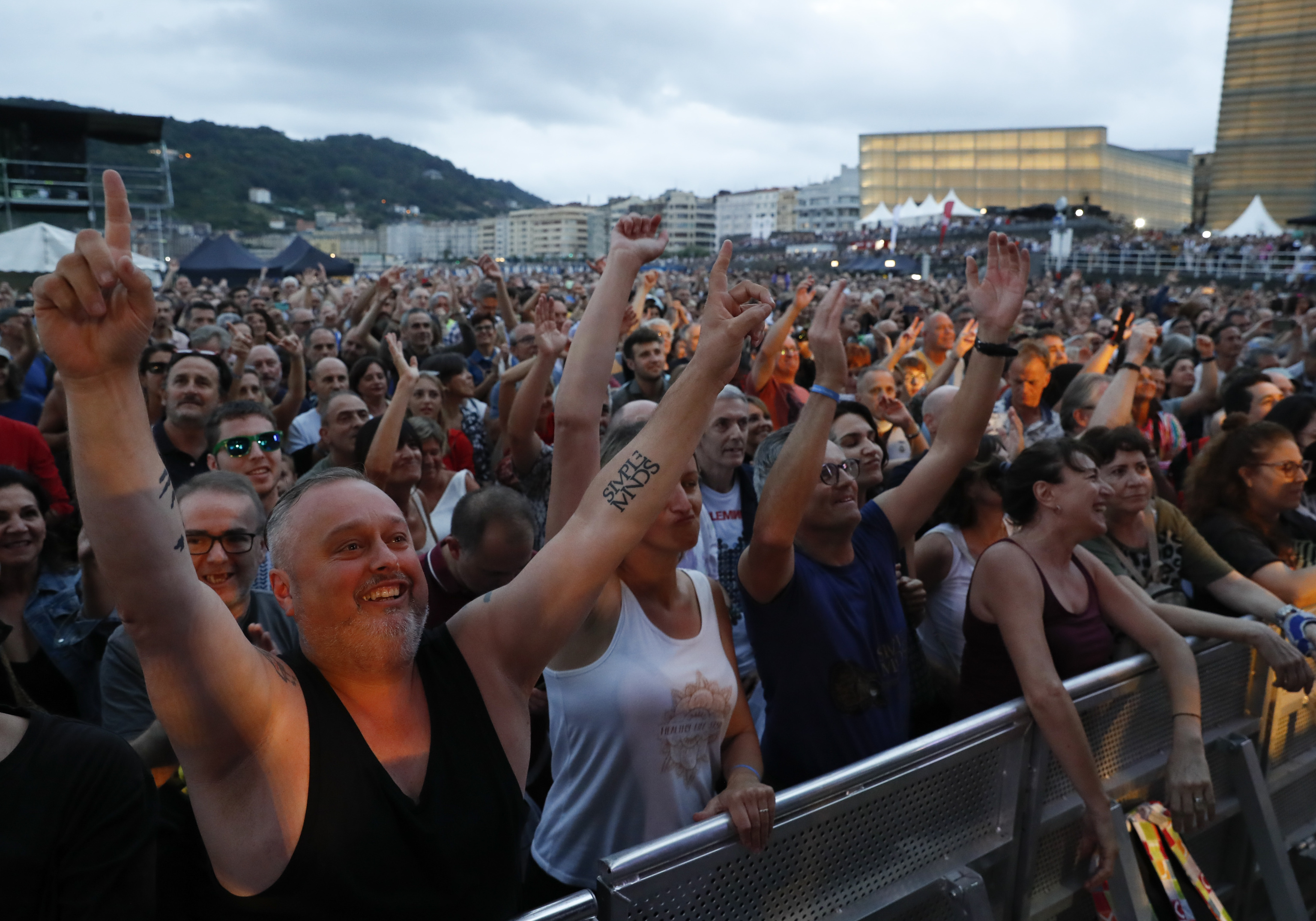 Miles de espectadores participan en el concierto de Simple Minds en la playa de la Zurriola de San Sebastin.