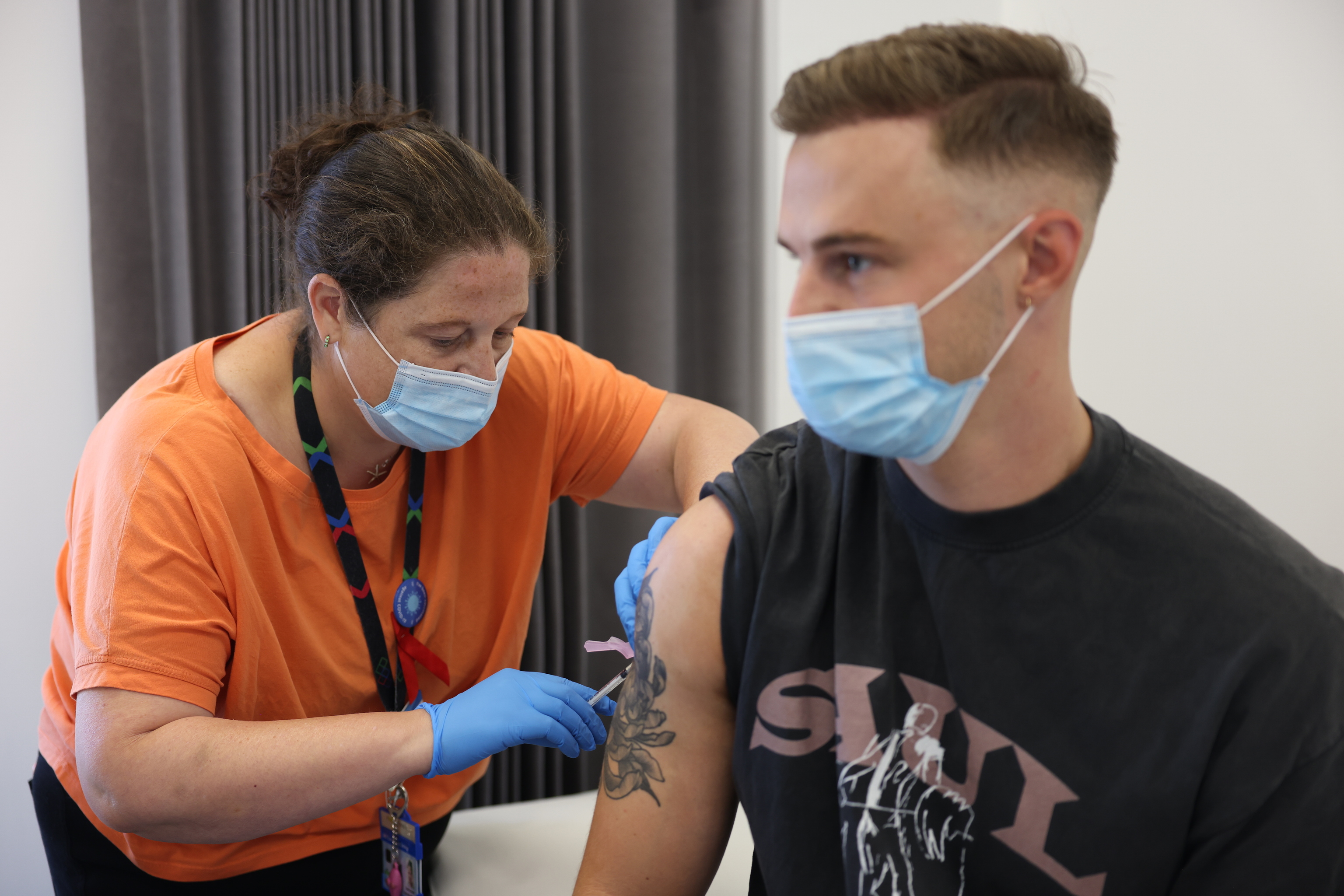 Una sanitaria pone la vacuna contra la viruela del mono en Londres.
