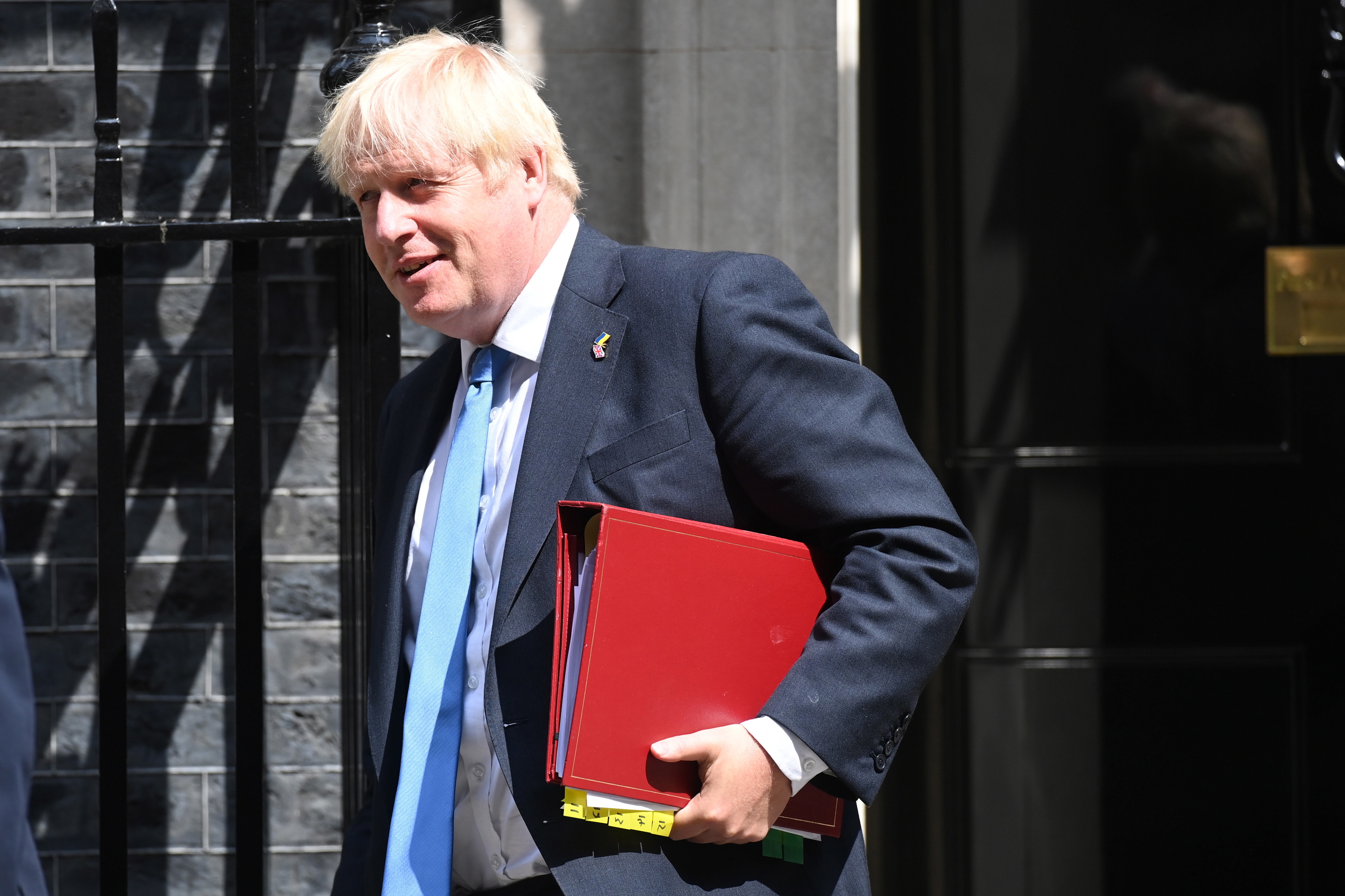 El primer ministro británico, Boris Johnson sale del 10 de Downing Street.