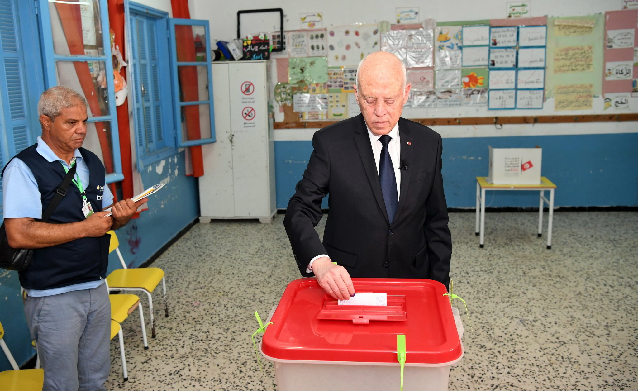 El presidente de Túnez, Kais Saied, vota en el referéndum, en la capital.