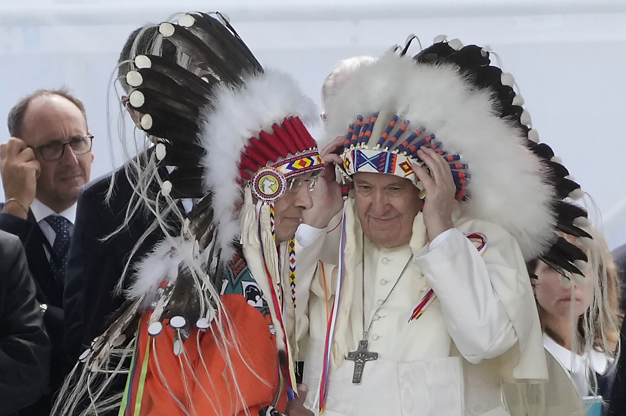 Francisco se coloca un adorno tribal indígena en un encuentro con comunidades Metis e Inuit, en Maskwacis (Canadá).