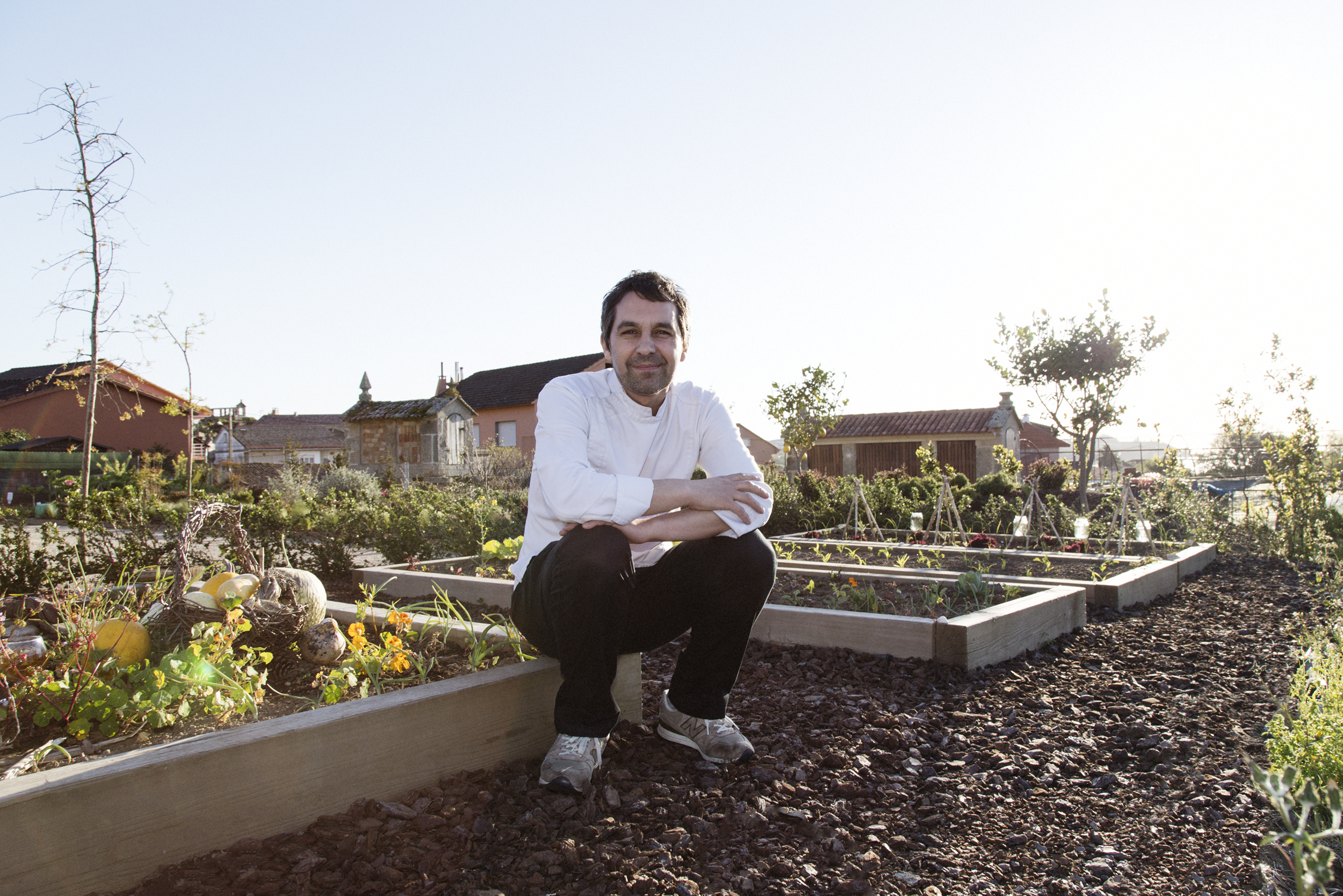 Javier Olleros en su huerta ecológica, junto a su restaurante.