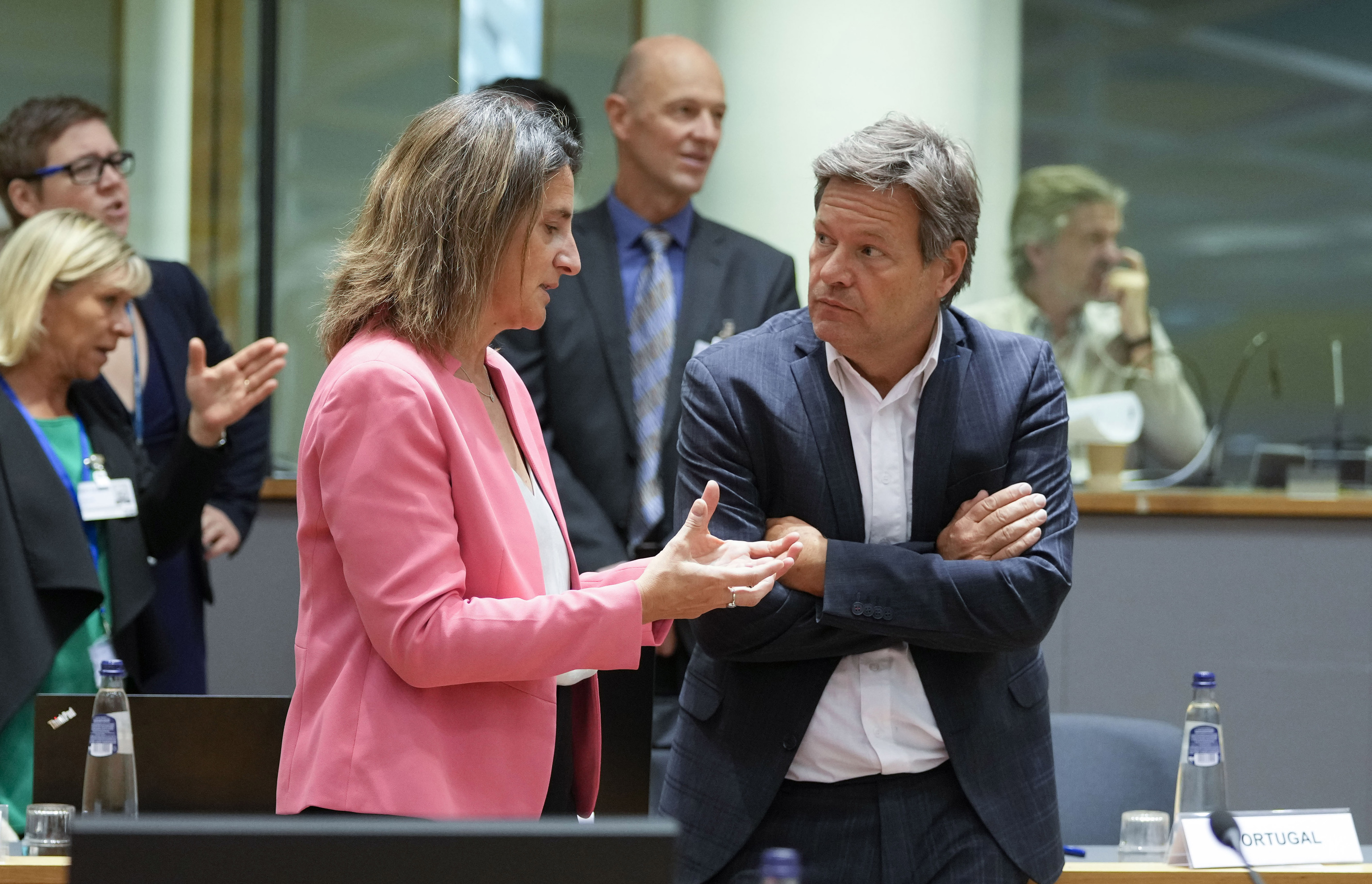 Teresa Ribera habla con el ministro alemán Robert Habeck en Bruselas