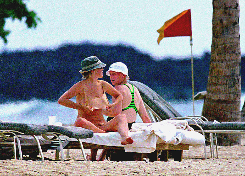 Sharon Stone se coloca el sujetador del bikini en Hawaii en 2001.