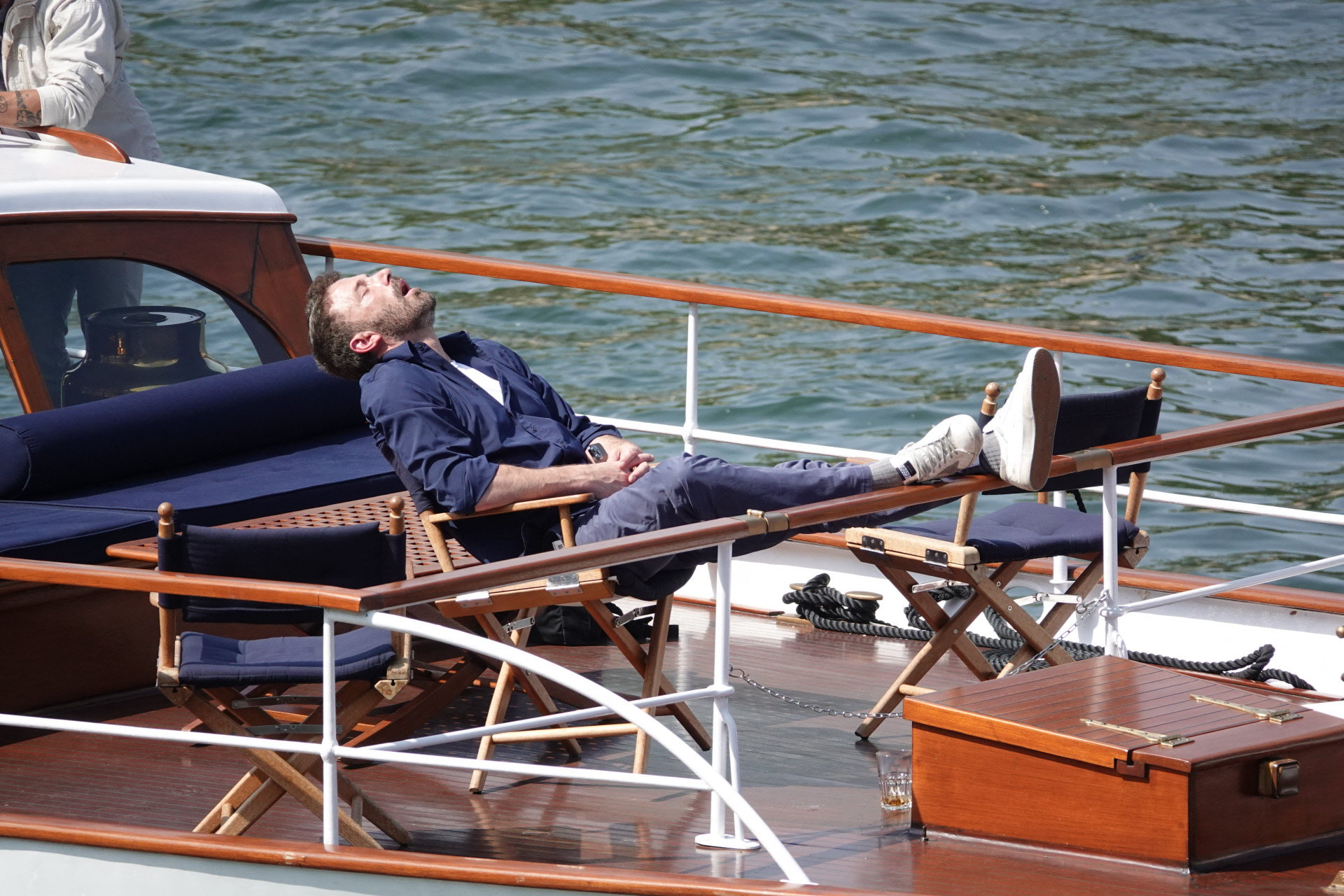 El actor Ben Affleck, durmiendo en la cubierta del barco en el que navegan por el Sena.