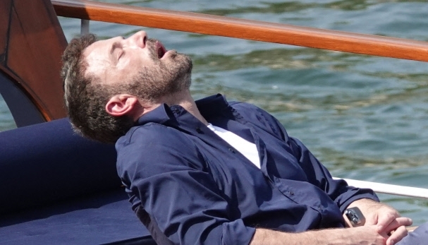 El actor Ben Affleck, durmiendo en la cubierta del barco en el que navegan por el Sena.