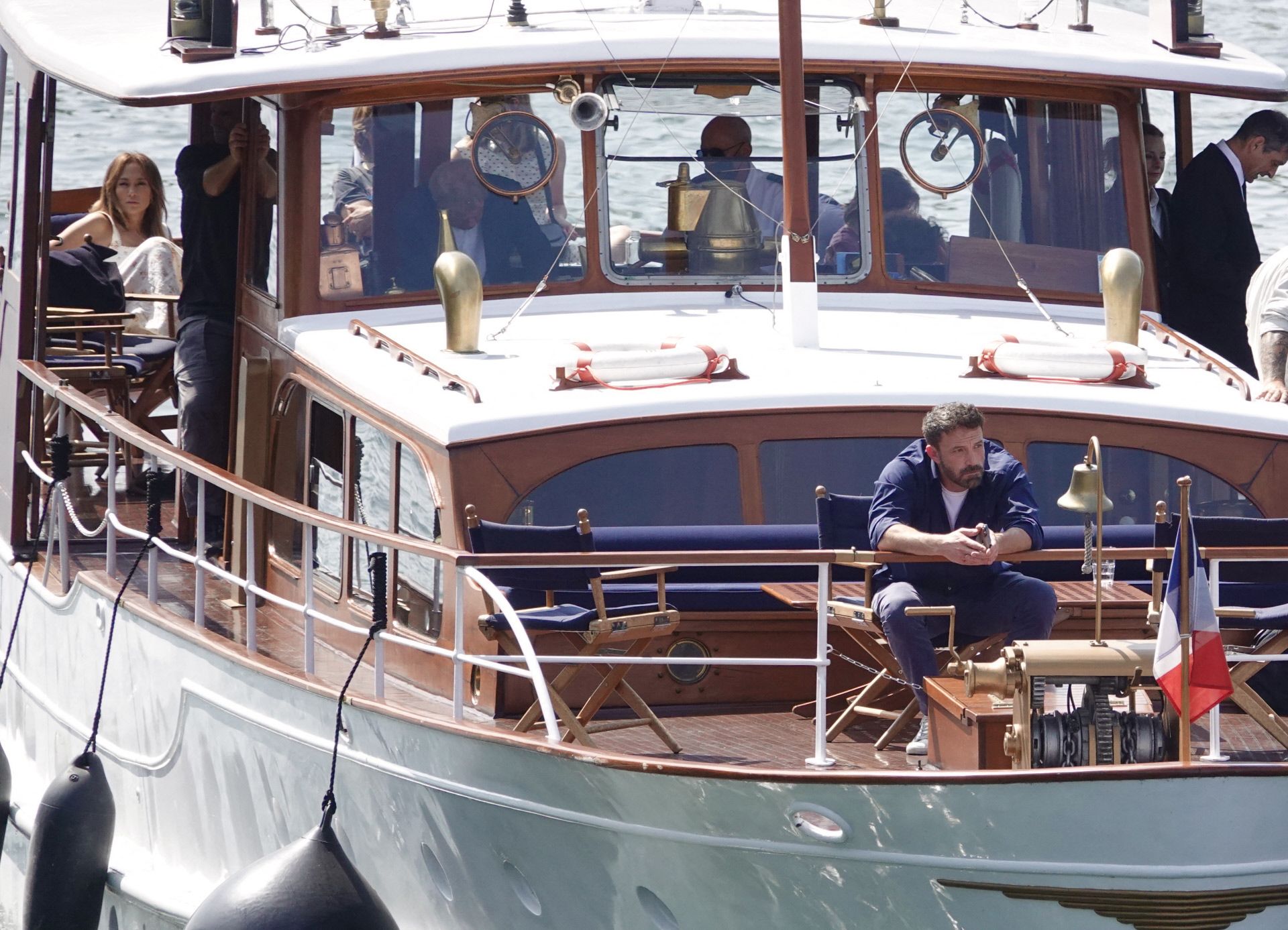 El actor, en la proa del barco, donde se qued dormido, y la cantante, al fondo, junto a amigos y familiares.