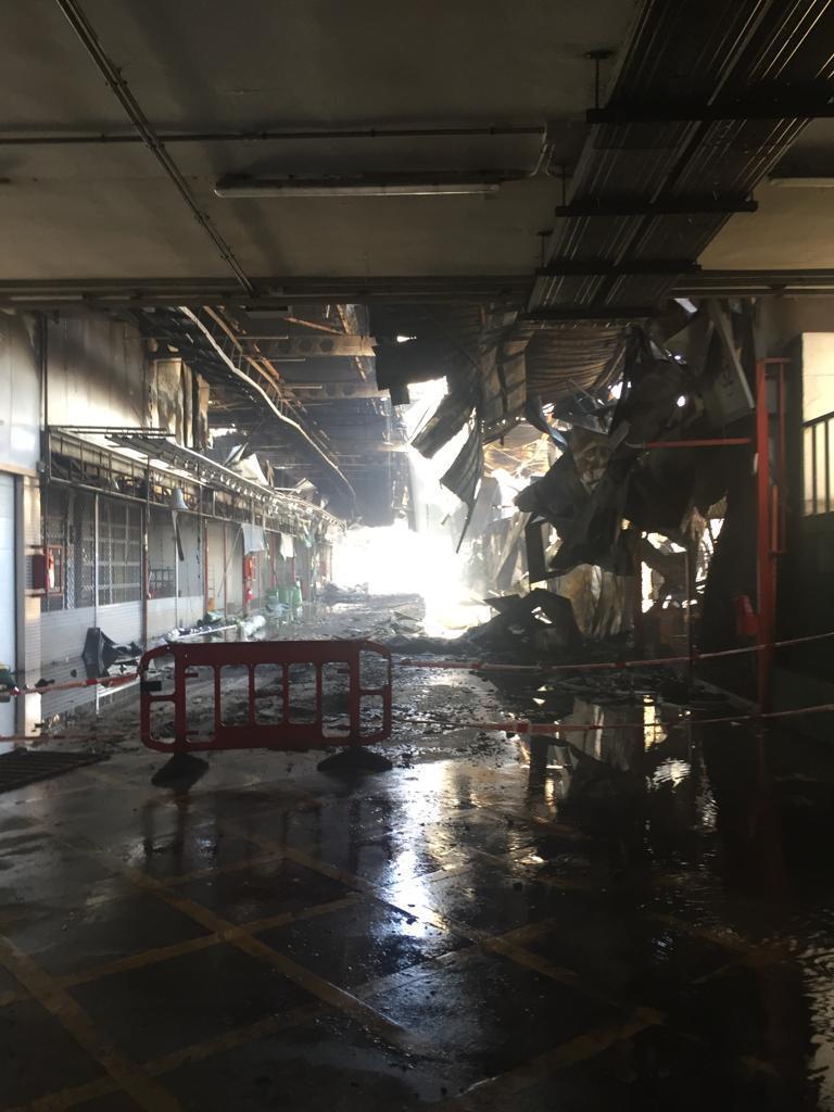 Interior de la zona afectada por el incendio en la nave A de Mercamadrid.