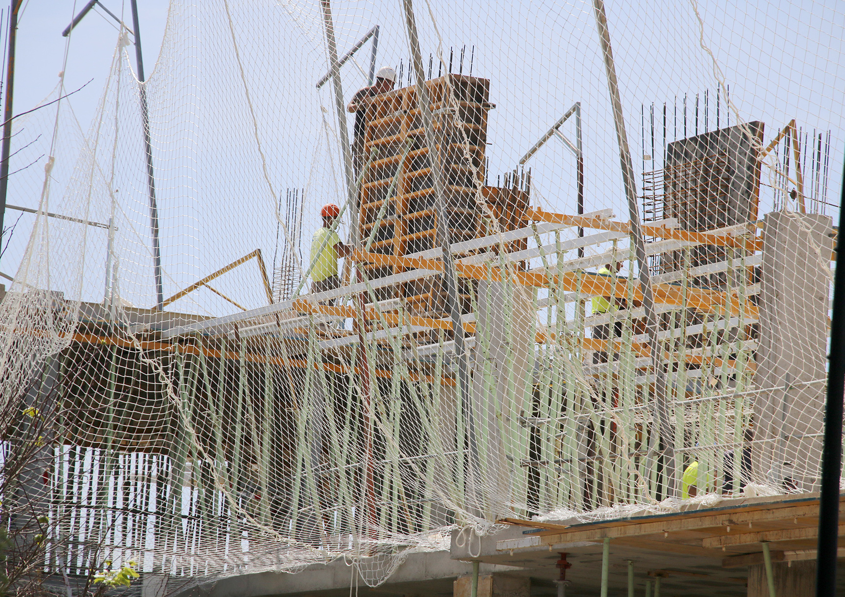Trabajadores de la construcción en un edificio de viviendas en Castellón.