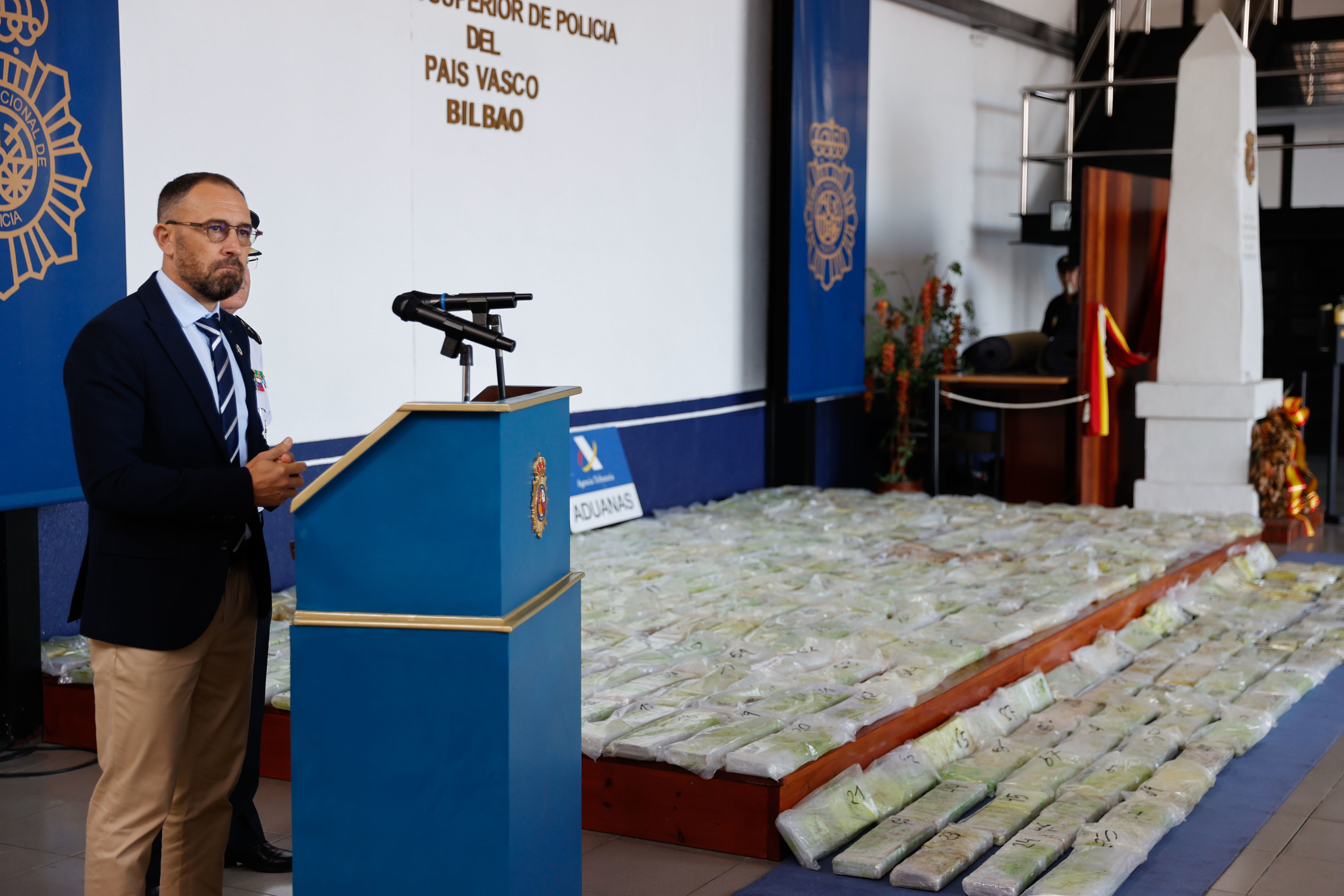 El delegado del Gobierno Denis Itxaso junto a la cocana en paquetes expuesta en la comisara de Basauri.