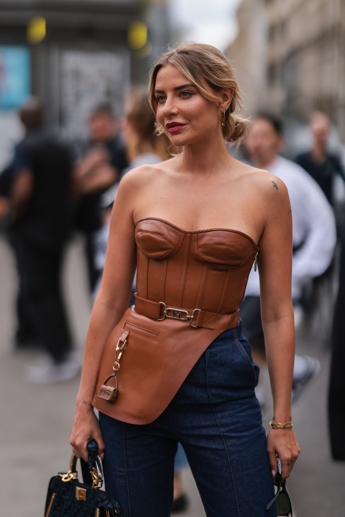 La influencer Verónica Ferraro en la última semana de la moda de París con un corsé de cuero firmado por Fendi.