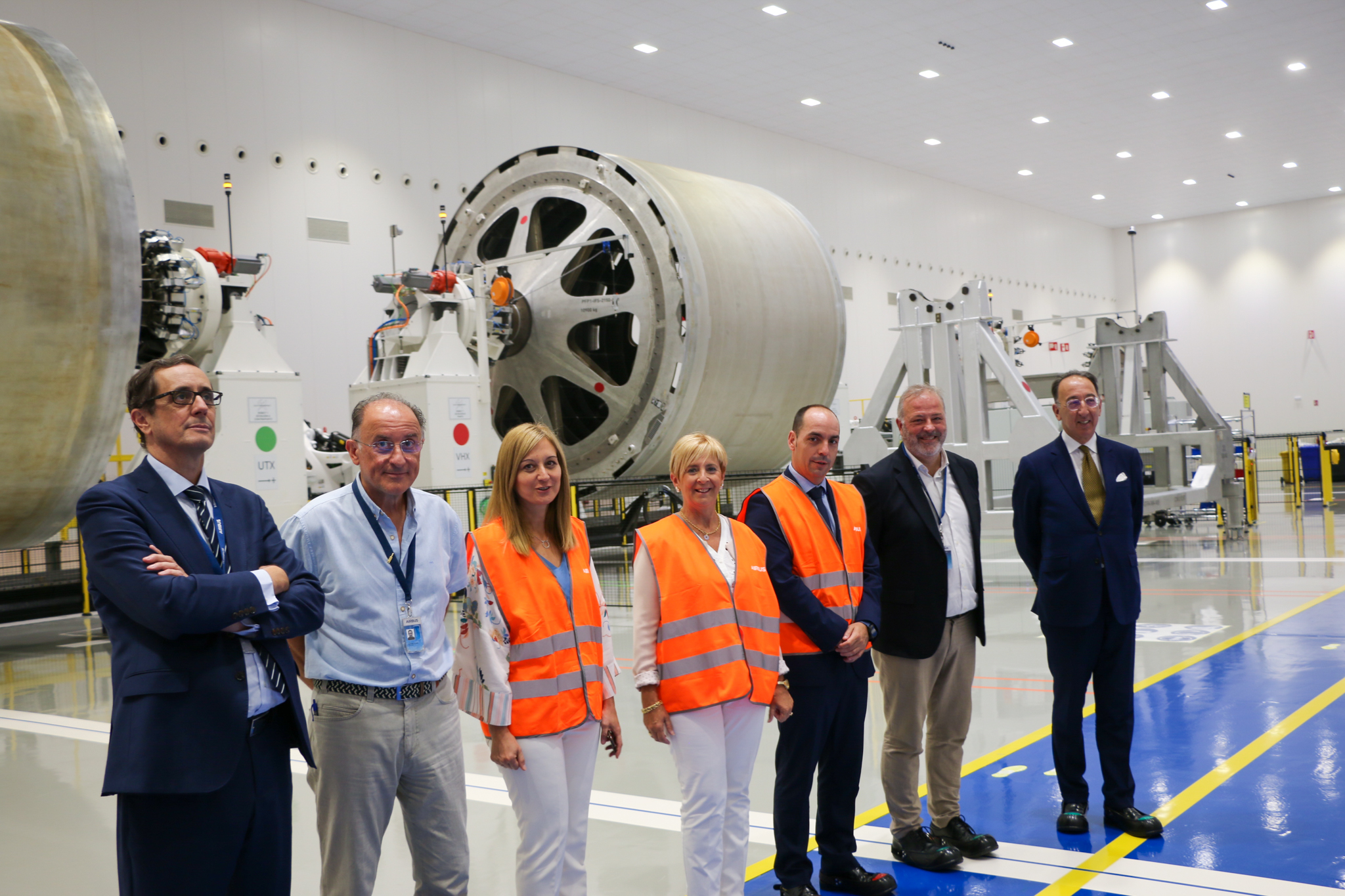 La consejera Arantza Tapia junto a miembros de su equipo y representantes de Airbus en las instalaciones de la compaa en Getafe.