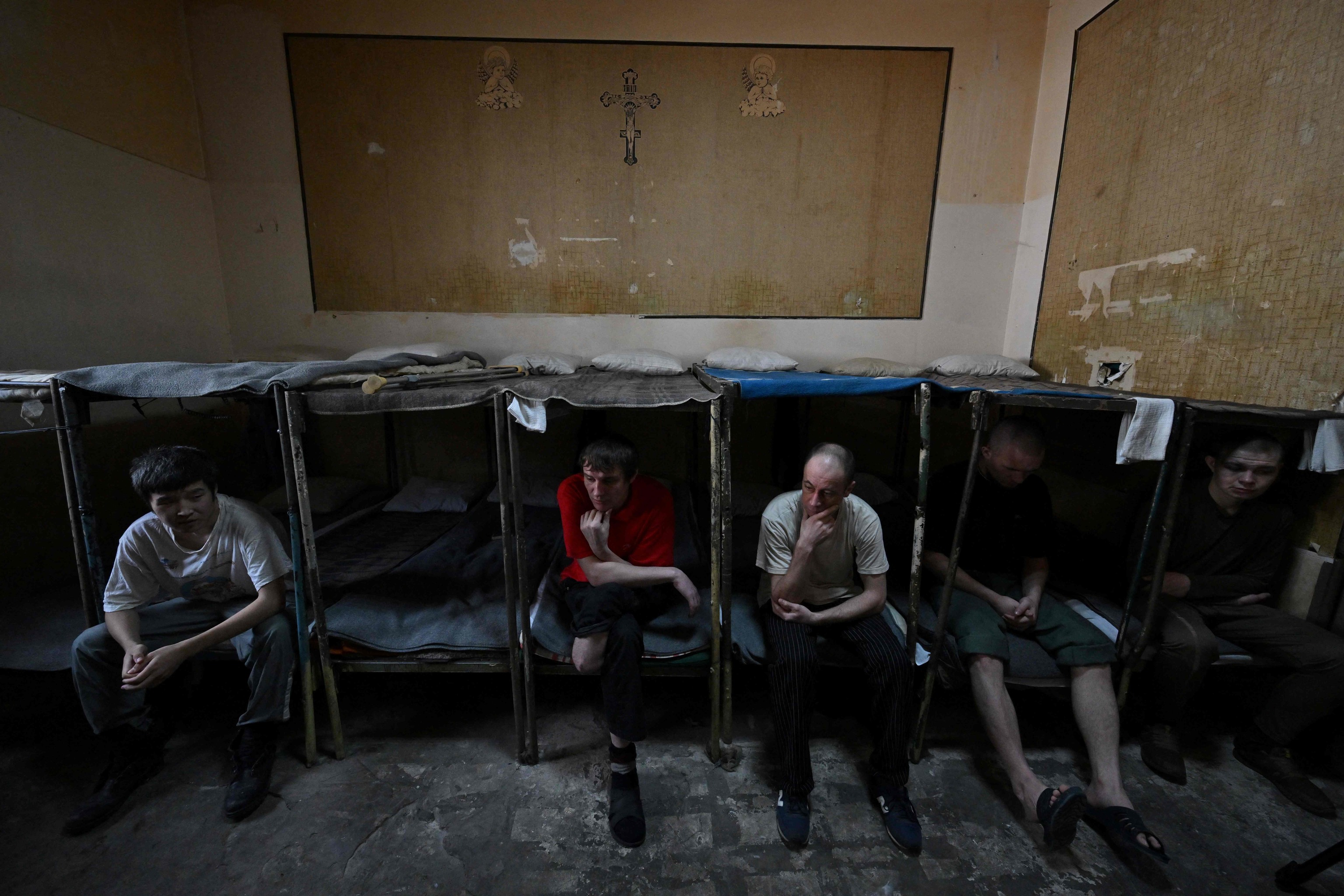 Prisioneros de guerra rusos sentados en una celda de la prisin de Lukyanivska en Kiev, en medio de la invasin rusa de Ucrania.