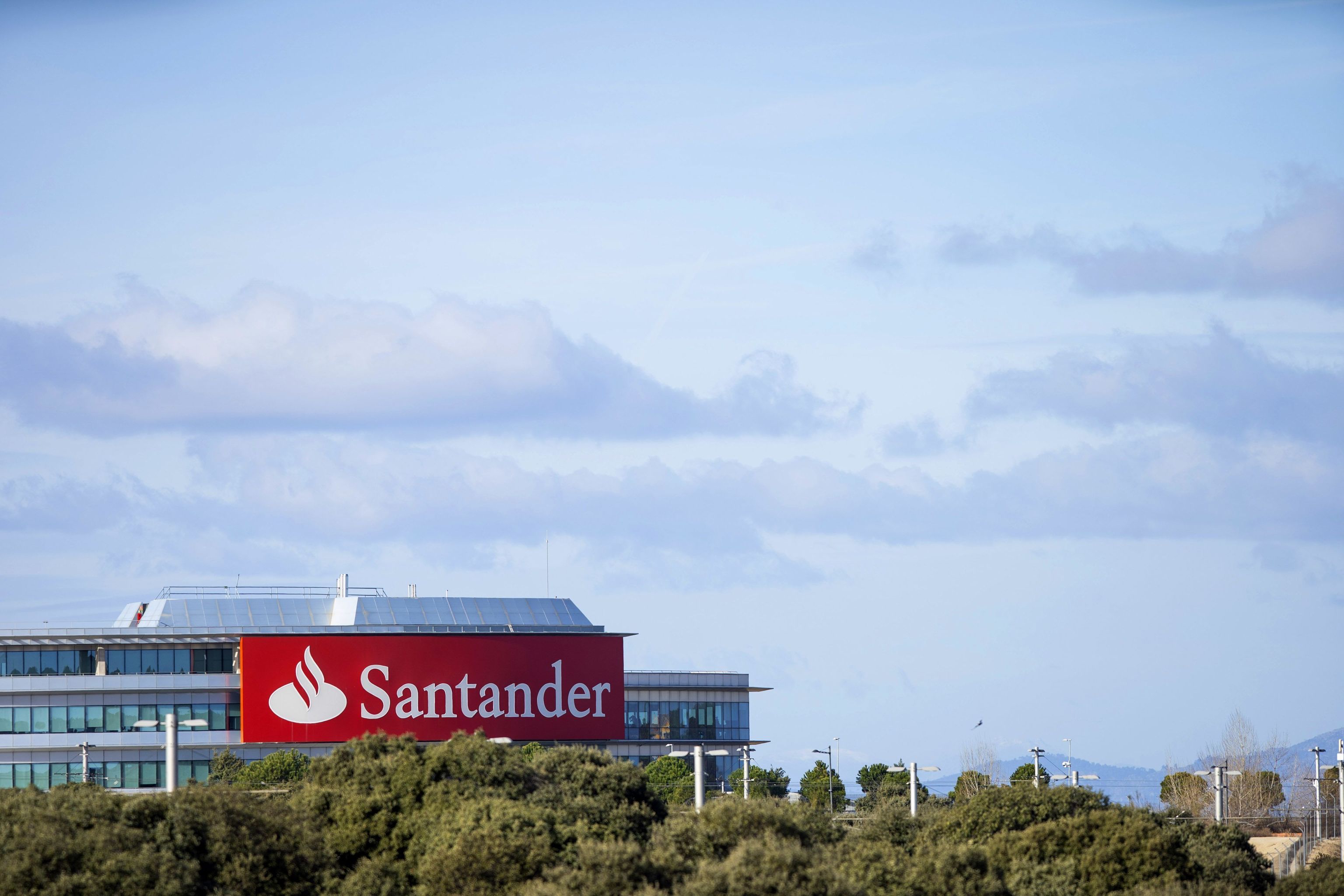Banco Santander eleva un 33% su beneficio tras ganar 4.894 millones en la primera mitad del año