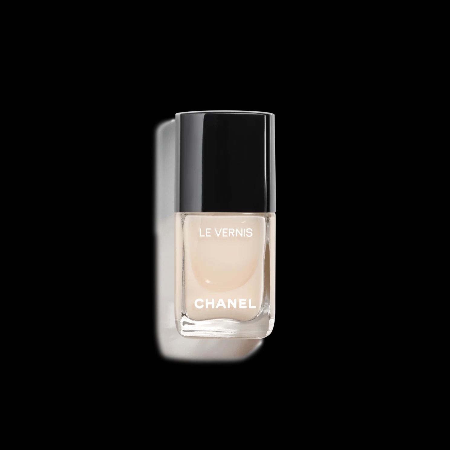 ALT: Esmalte Le Vernis de Chanel en tono Blanc White.