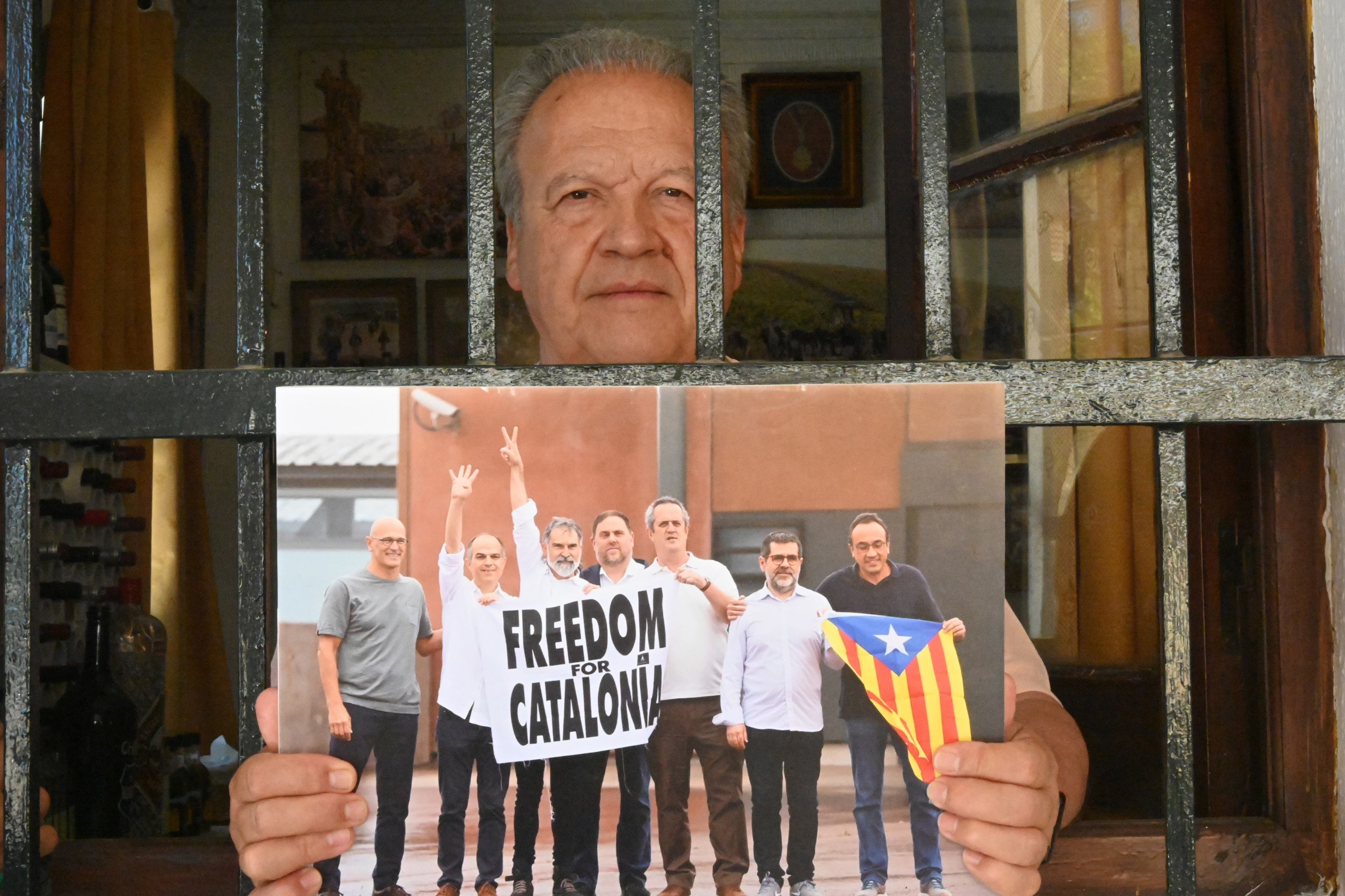 Pedro Pachecho sostiene, este pasado miércoles, una imagen con los presos condenados por el 'Procés', durante su paso por la prisión de Lledoners.