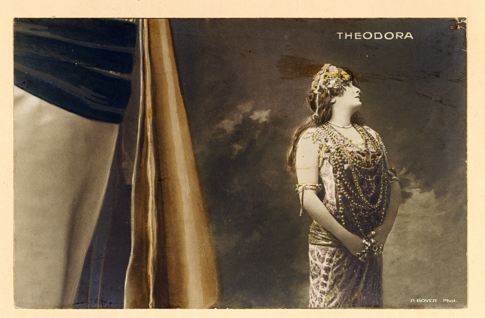 Sarah Bernhardt caracterizada como Teodora.