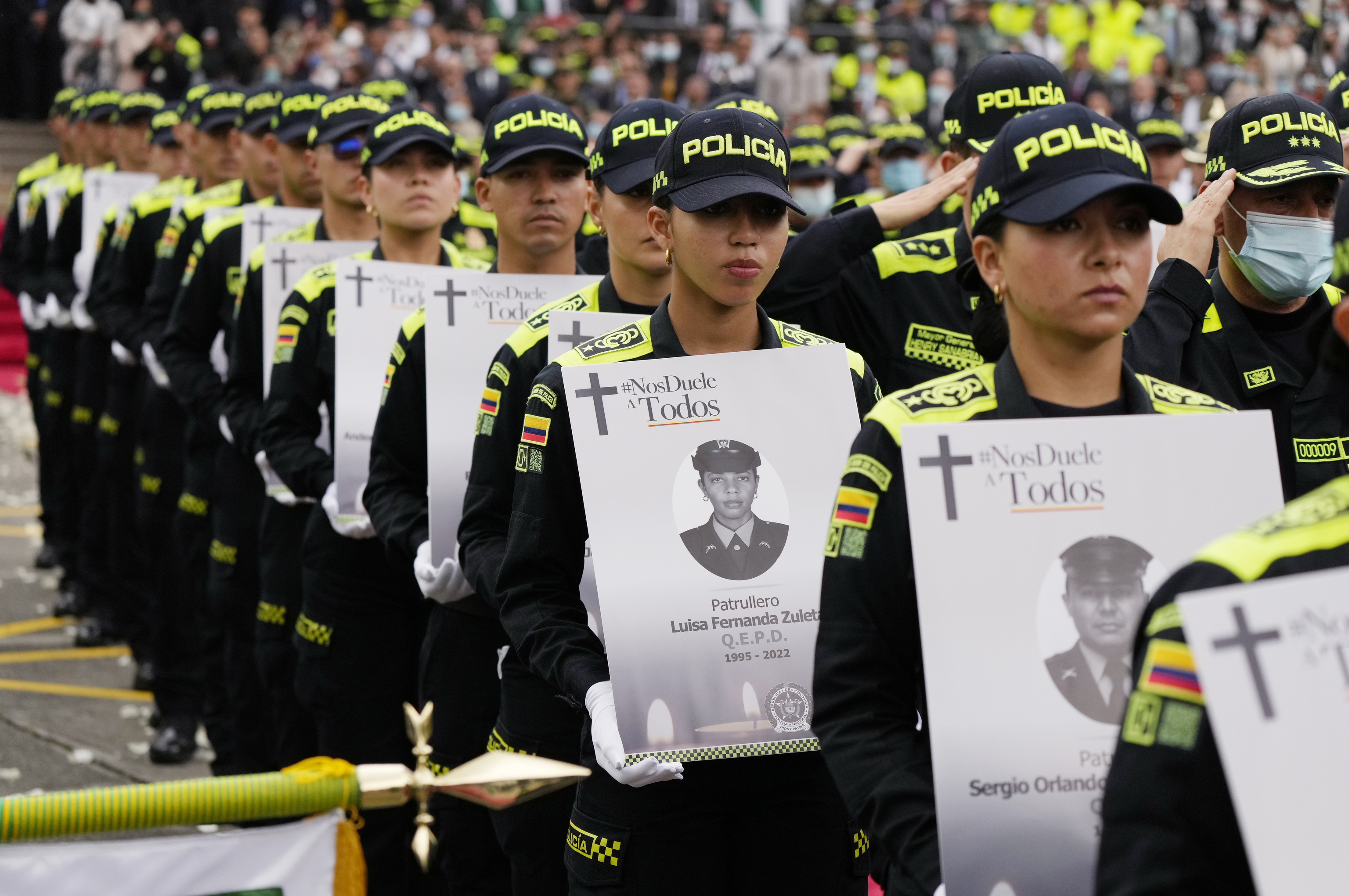 Policías Nacionales colombianos rinden homenaje a sus compañeros asesinados por bandas criminales en Bogotá, el 28 de julio de 2022.