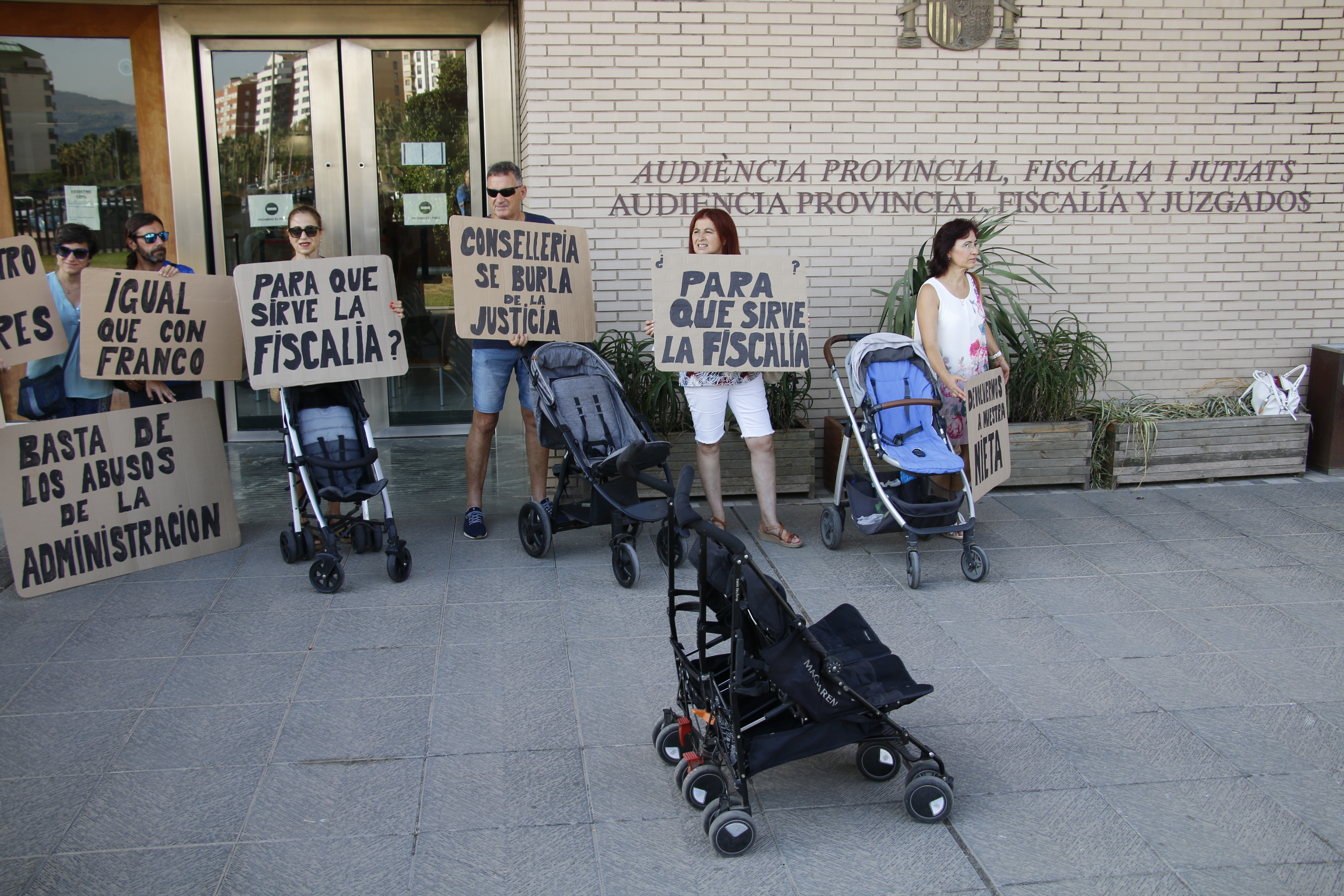 Familiares de la nia se manifiestan en la puerta de la Ciudad de la Justicia de Castelln