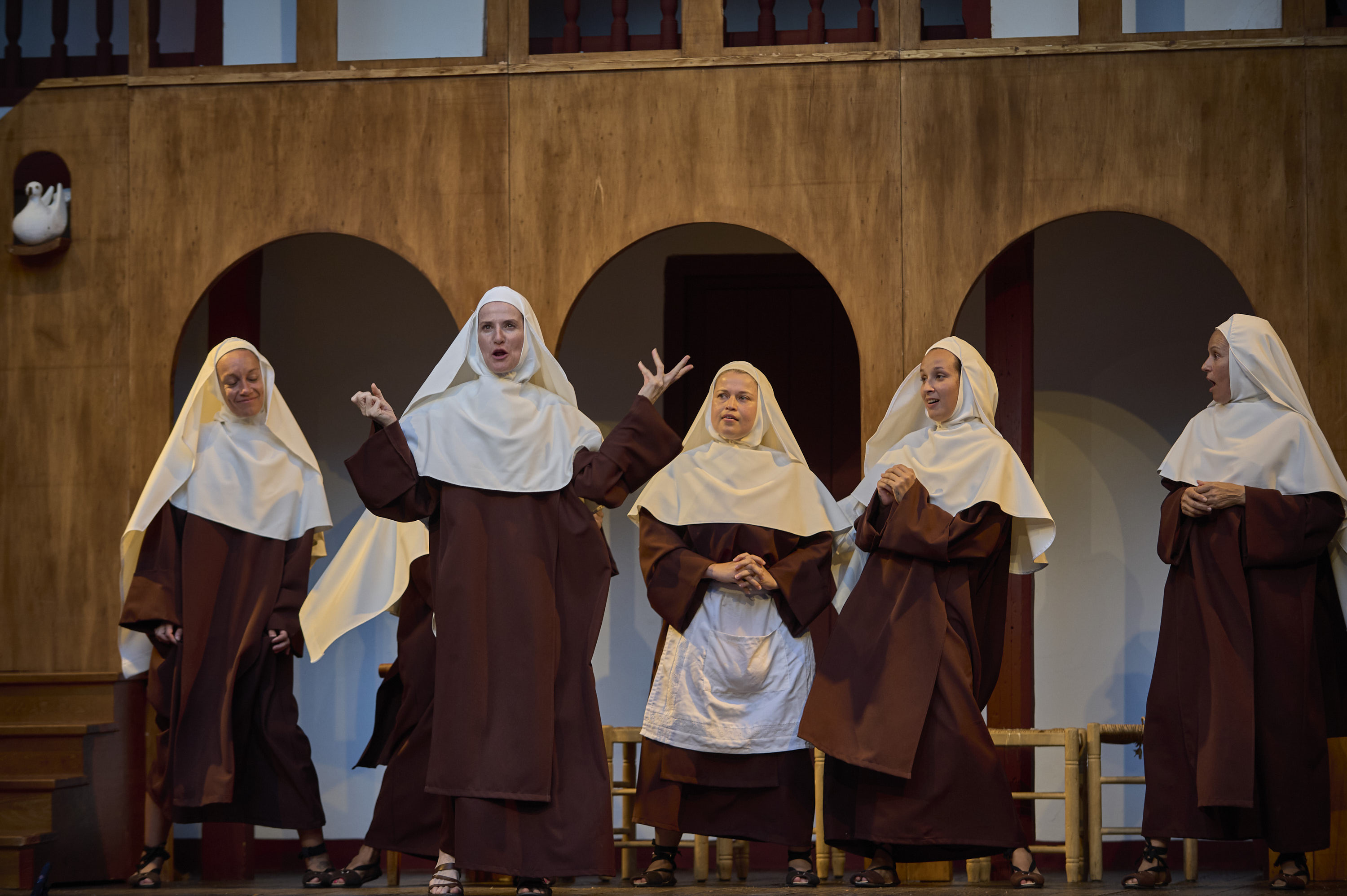 Las componentes de Teatro Yeses, como las monjas de Santa Teresa en 'Descalzas'.